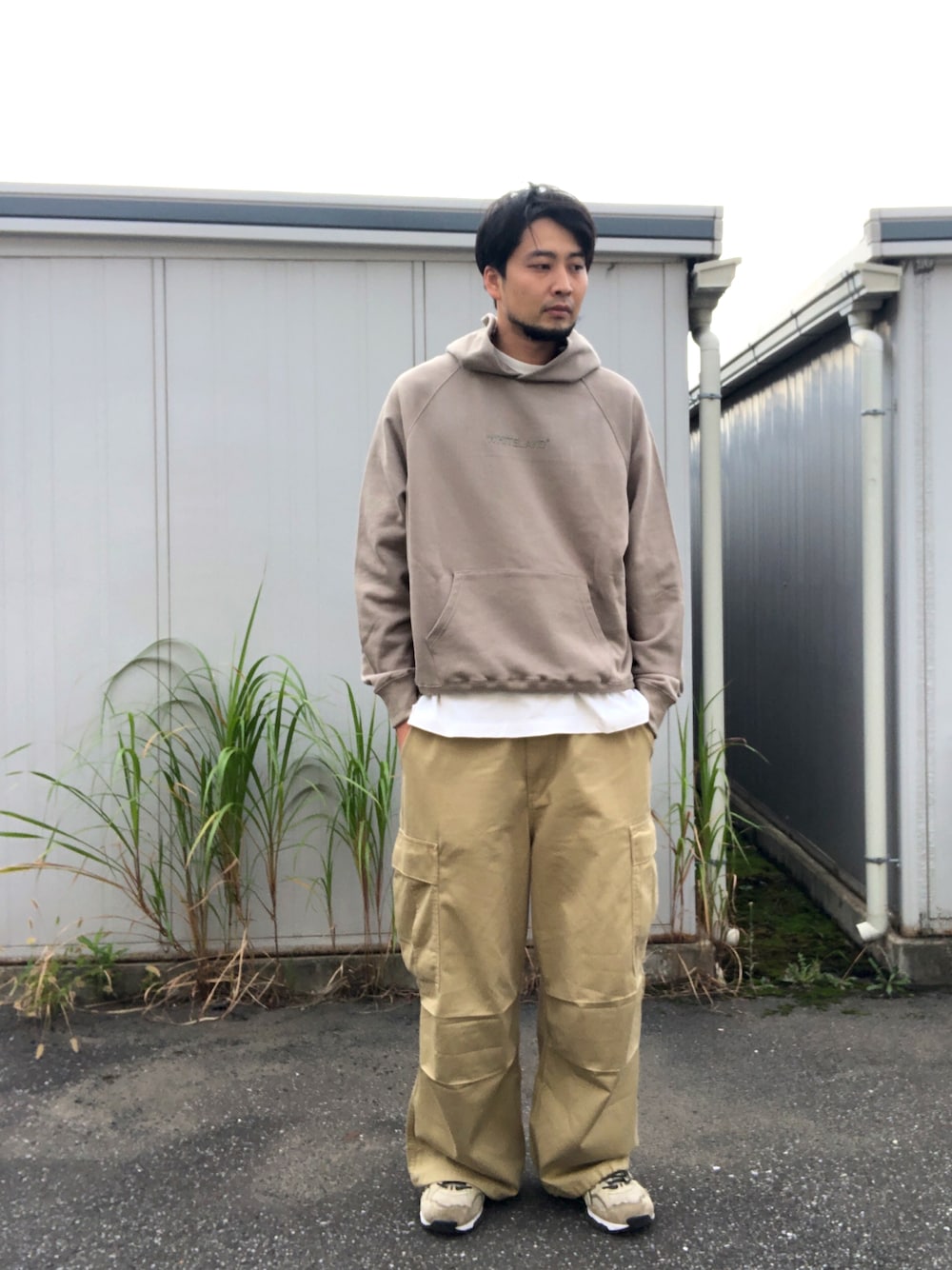 「whiteland、ホワイトランド、パーカー、オーバーサイズ、カーキー、ロゴパーカー、バックロゴ、OUTLET」｜「WHITELANDのアイテム（パーカー、その他）」を使った、ツネマツさん（メンズ・187cm）の秋コーディネートの1枚目の写真