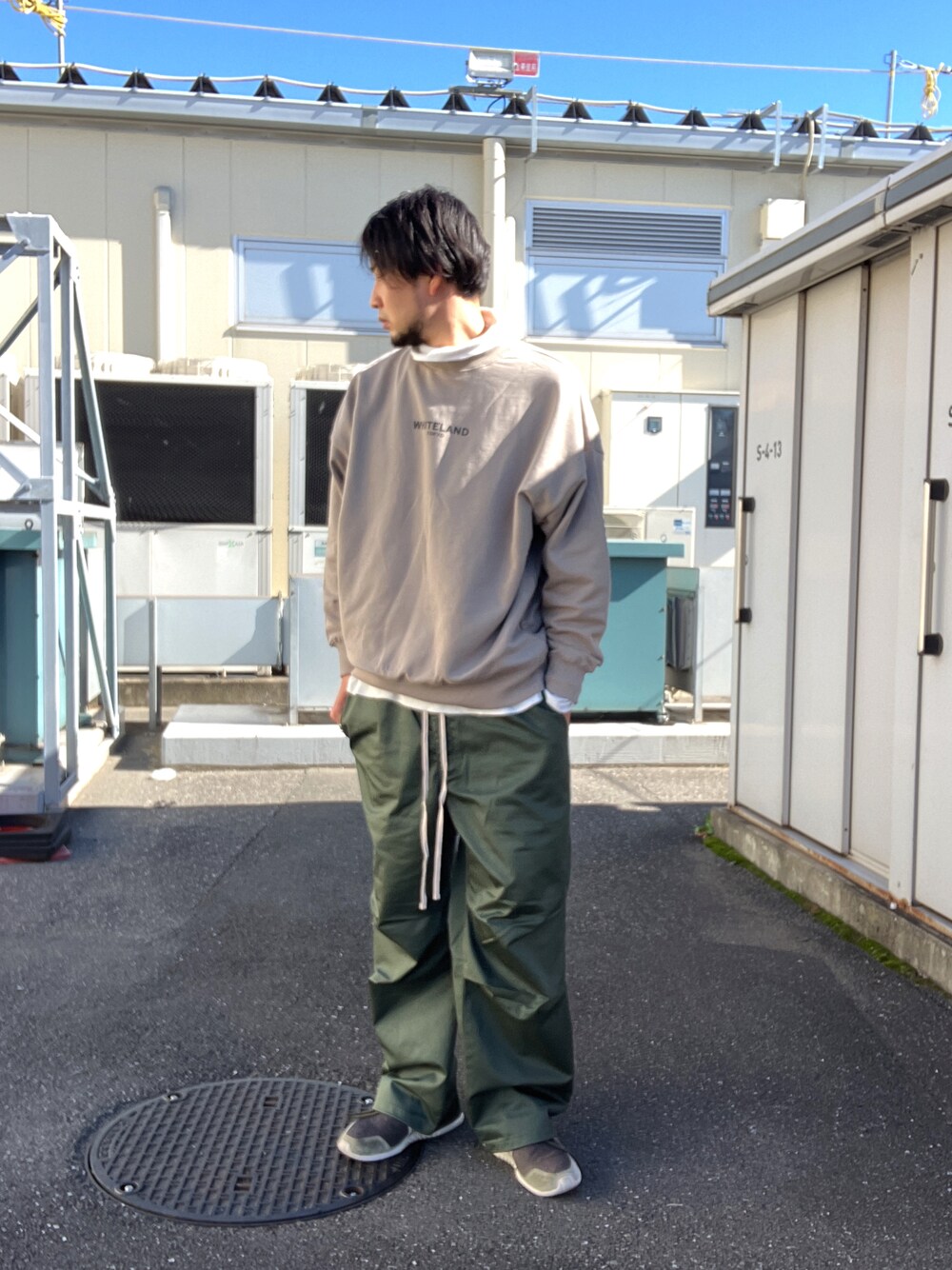 「whiteland、ホワイトランド、カーキ、秋コーデ、秋冬コーデ、スウェット、ロゴスウェット、大人カジュアル、ロゴ、outlet」｜「WHITELANDの【WEB&DEPOT限定】WHITELAND/ホワイトランド/TOKYO CREWNECK SWEATSHIRTS（スウェット、グリーン系）」を使った、ツネマツさん（メンズ・187cm）の秋コーディネートの1枚目の写真
