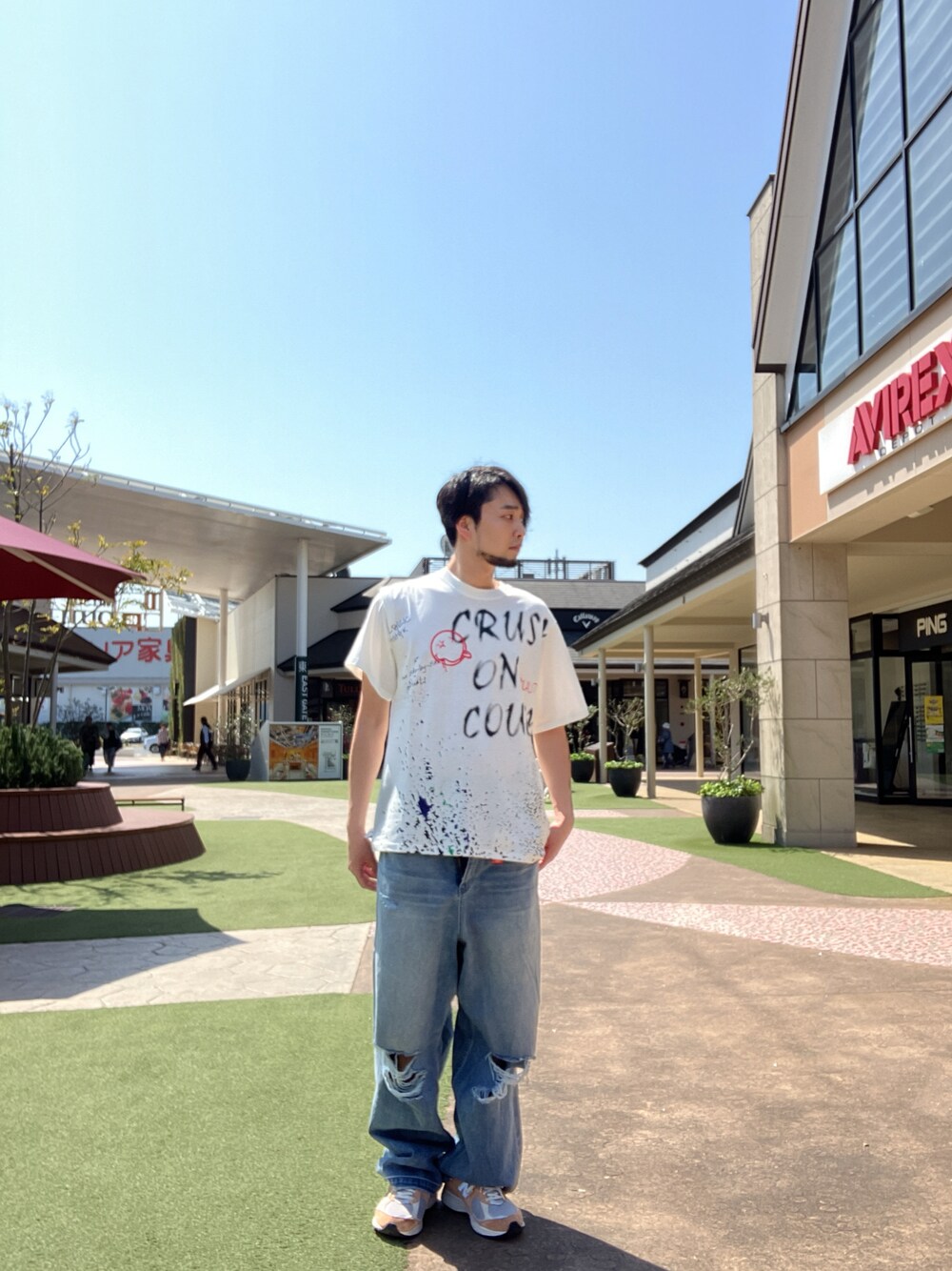 「umlaut、ウムラウト、春コーデ、白Tシャツ、ペイント、outlet、春、ニコちゃん」｜「UMLAUTのアイテム（Tシャツ/カットソー、ホワイト系）」を使った、ツネマツさん（メンズ・187cm）の春コーディネートの1枚目の写真