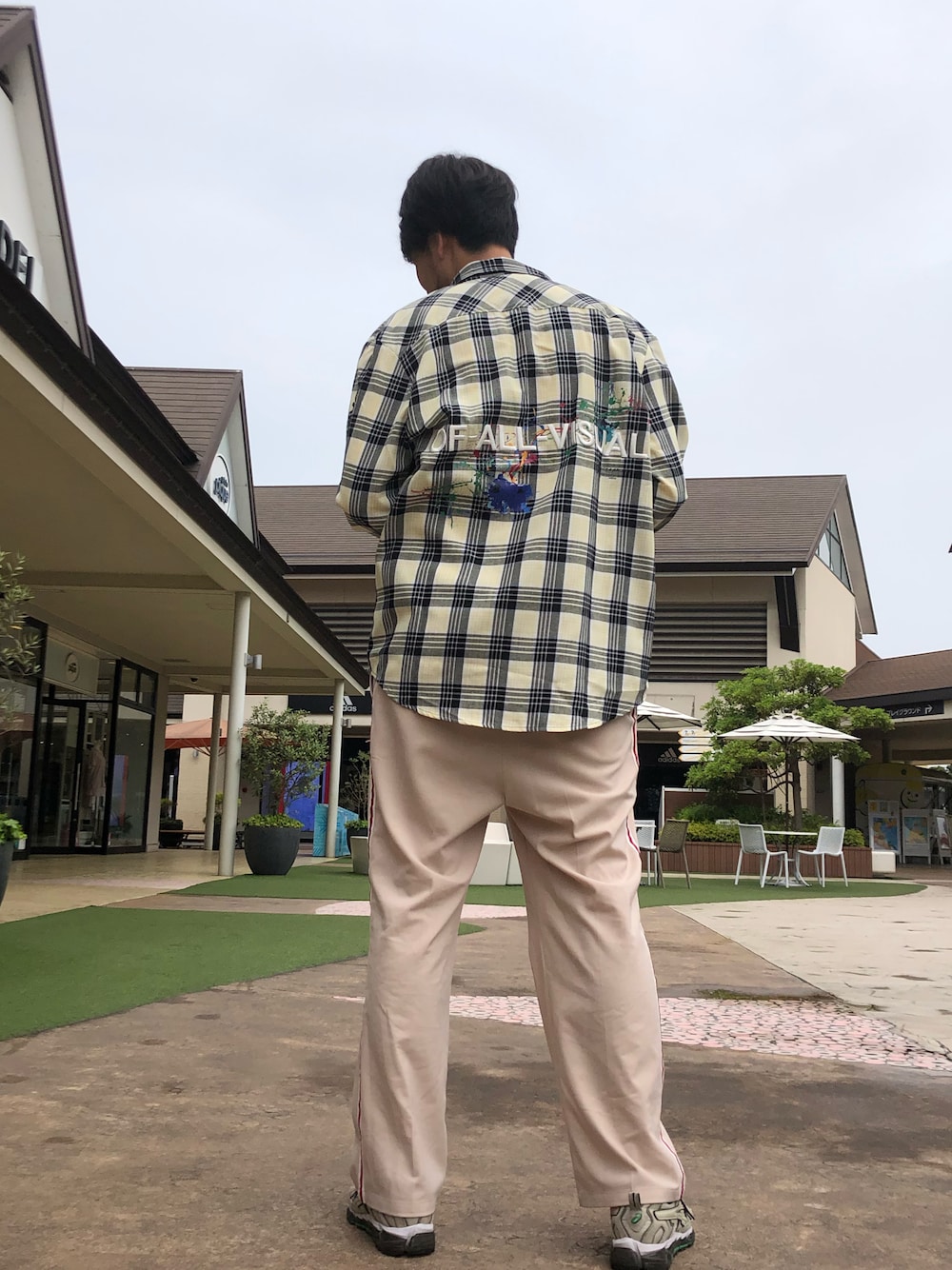 「A4A、バックロゴ、イエロー、チェックシャツ、春夏コーデ、オーバーサイズ、袖ロゴ、OUTLET、刺繍ロゴ」｜「A4Aのアイテム（シャツ/ブラウス、イエロー系）」を使った、ツネマツさん（メンズ・187cm）の夏コーディネートの1枚目の写真