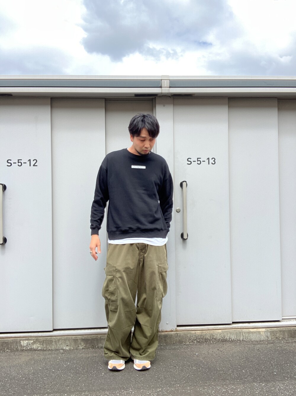 「Danke schon、ダンケシェーン、ブラック、スウェット、ロゴスウェット、バックロゴ、秋コーデ、秋冬コーデ、休日コーデ、outlet」｜「DANKE SCHONの【WEB&DEPOT限定】DankeSchon/ダンケシェーン/LOGO SWEAT CN/ロゴクルーネックスウェット（スウェット、ブラック系）」を使った、ツネマツさん（メンズ・187cm）の秋コーディネートの1枚目の写真