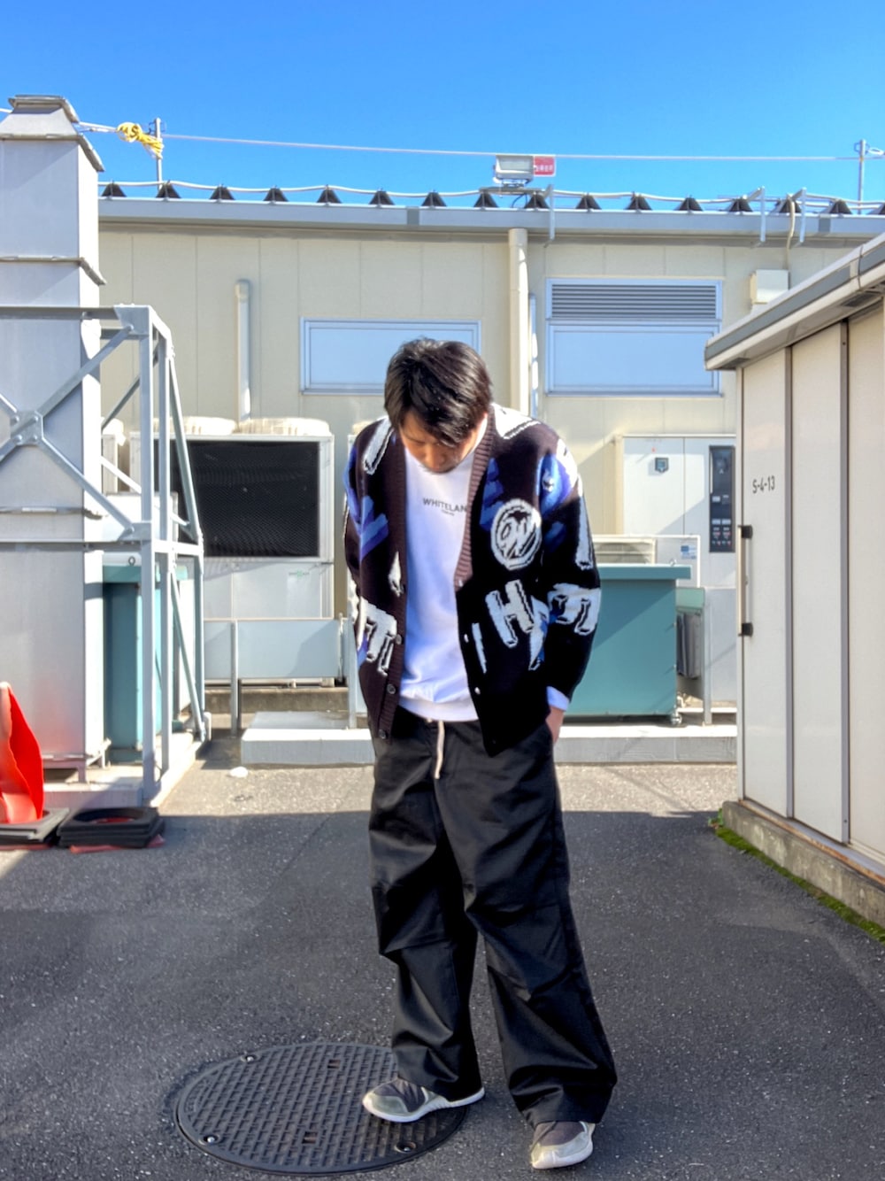 「whiteland、ホワイトランド、Danke schon、ダンケシェーン、カーディガン、スウェット、ツイルパンツ、モノトーン、春コーデ、outlet、大人カジュアル、総柄カーディガン、総柄」｜「WHITELANDの【WEB&DEPOT限定】WHITELAND/ホワイトランド/ロゴ総柄CARDIGAN（カーディガン/ボレロ、ブラック系）」を使った、ツネマツさん（メンズ・187cm）の春コーディネートの1枚目の写真