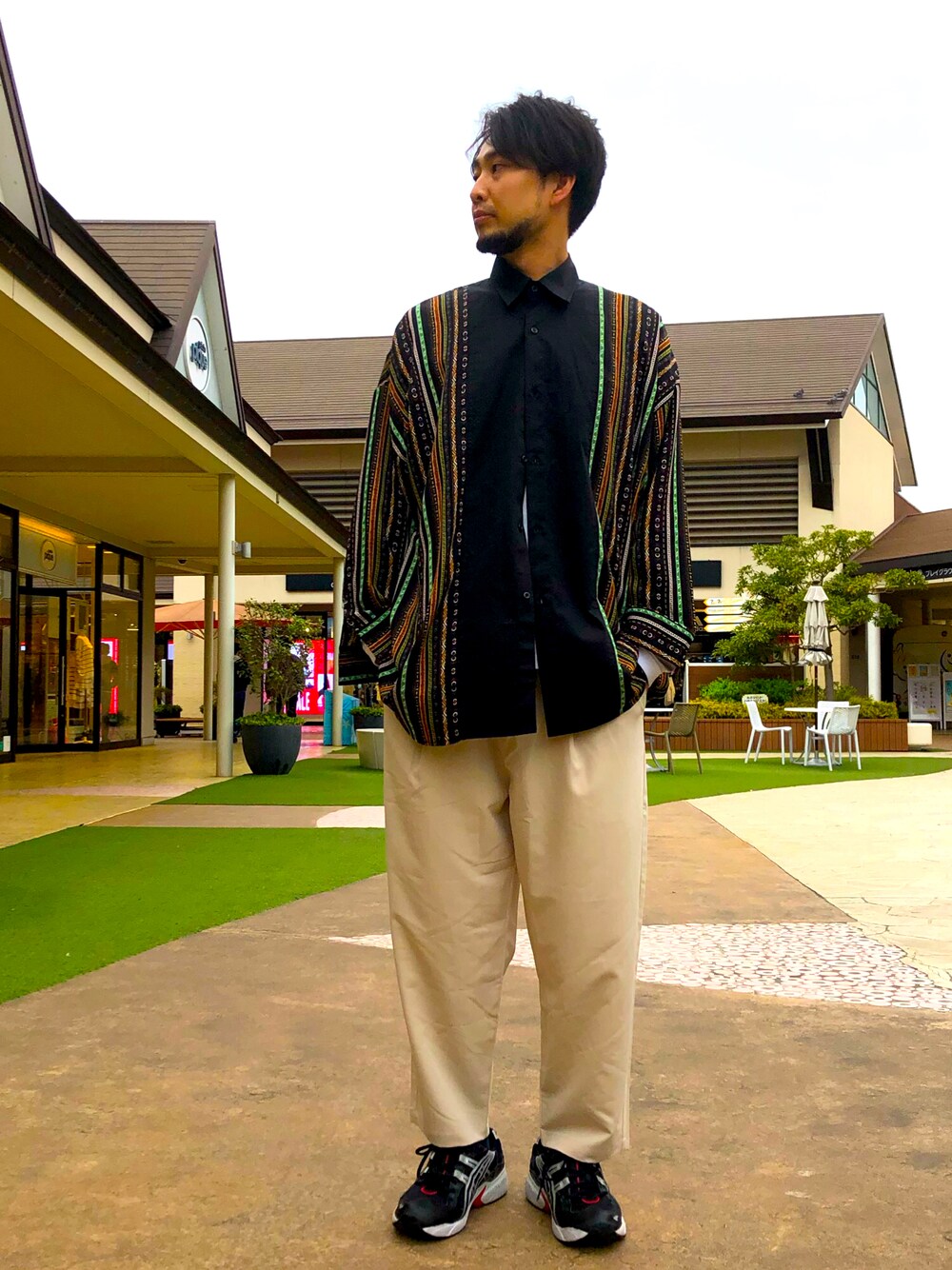 「whiteland、タック、スラックス、ベージュ、らくちん、OUTLET、タックスラックス、ポリエステル、レーヨン、レーヨンパンツ」｜「WHITELANDのアイテム（パンツ、ベージュ系）」を使った、ツネマツさん（メンズ・187cm）の春コーディネートの1枚目の写真