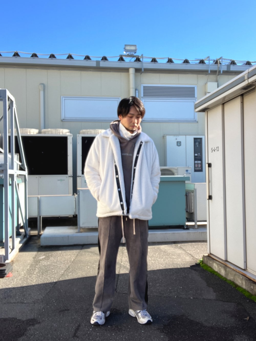 「Danke schon、ダンケシェーン、ファー、エコファー、ホワイト、大人カジュアル、outlet、冬コーデ、肌触り」｜「DANKE SCHONの【WEB&DEPOT限定】DankeSchon/ダンケシェーン/ECO FUR COACH JACKET（その他アウター、ホワイト系）」を使った、ツネマツさん（メンズ・187cm）の冬コーディネートの1枚目の写真