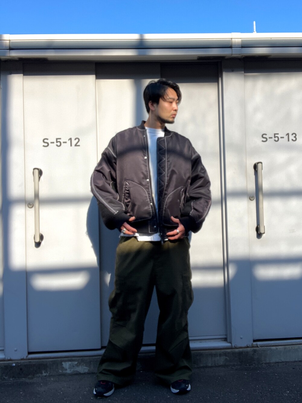 「whiteland、ホワイトランド、ブラック、MA-1、bigma-1、オーバーサイズ、OUTLET、秋コーデ、冬コーデ、秋冬コーデ」｜「WHITELANDの[LAB限定] WHITELAND/ホワイトランド/ＰＬＷＬ　ＢＩＧ　ＭＡ－１（MA-1、ブラック系）」を使った、ツネマツさん（メンズ・187cm）の秋コーディネートの1枚目の写真