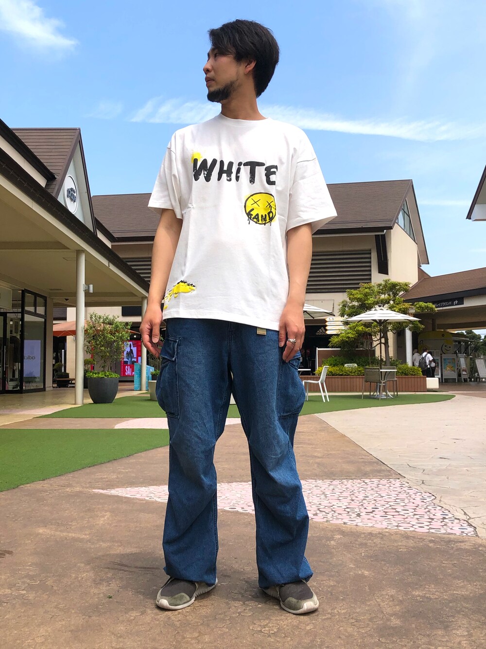 「whiteland、ホワイトランド、白色、ホワイト、ニコちゃん、落書き、オーバーサイズ、春夏コーデ、OUTLET」｜「WHITELANDのWHITELAND/ホワイトランド/PLWL ニコ落書き　TEE（Tシャツ/カットソー、ホワイト系）」を使った、ツネマツさん（メンズ・187cm）の春コーディネートの1枚目の写真