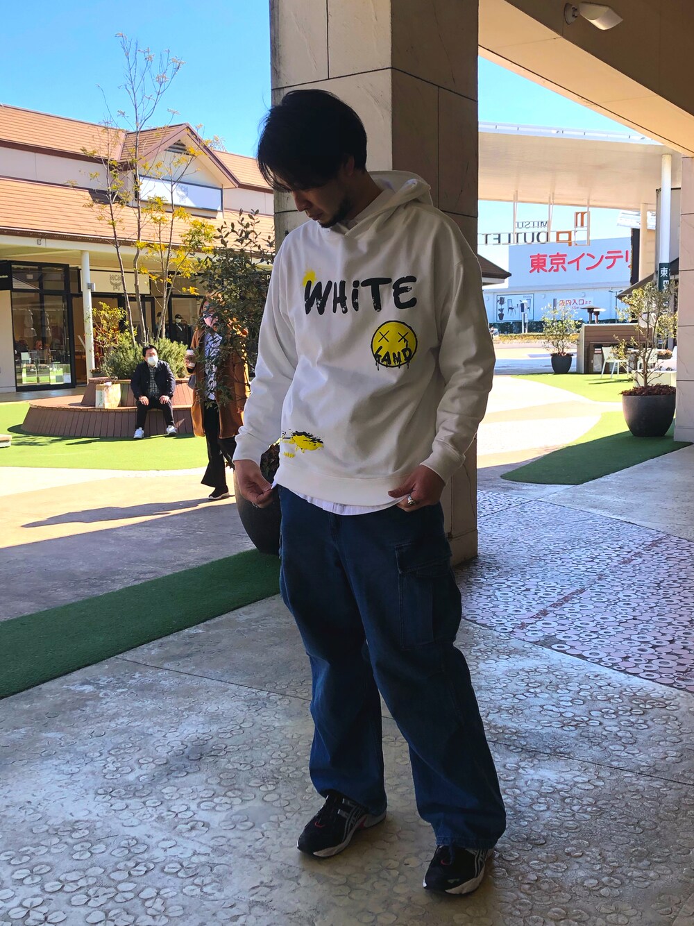 「ニコ、落書き、ニコ落書き、パーカー、発泡プリント、OUTLET、OUTLET限定、ホワイト、白色」｜「WHITELANDの【LAB限定】WHITELAND/ホワイトランド/落書きプリントパーカー（パーカー、ホワイト系）」を使った、ツネマツさん（メンズ・187cm）の冬コーディネートの1枚目の写真