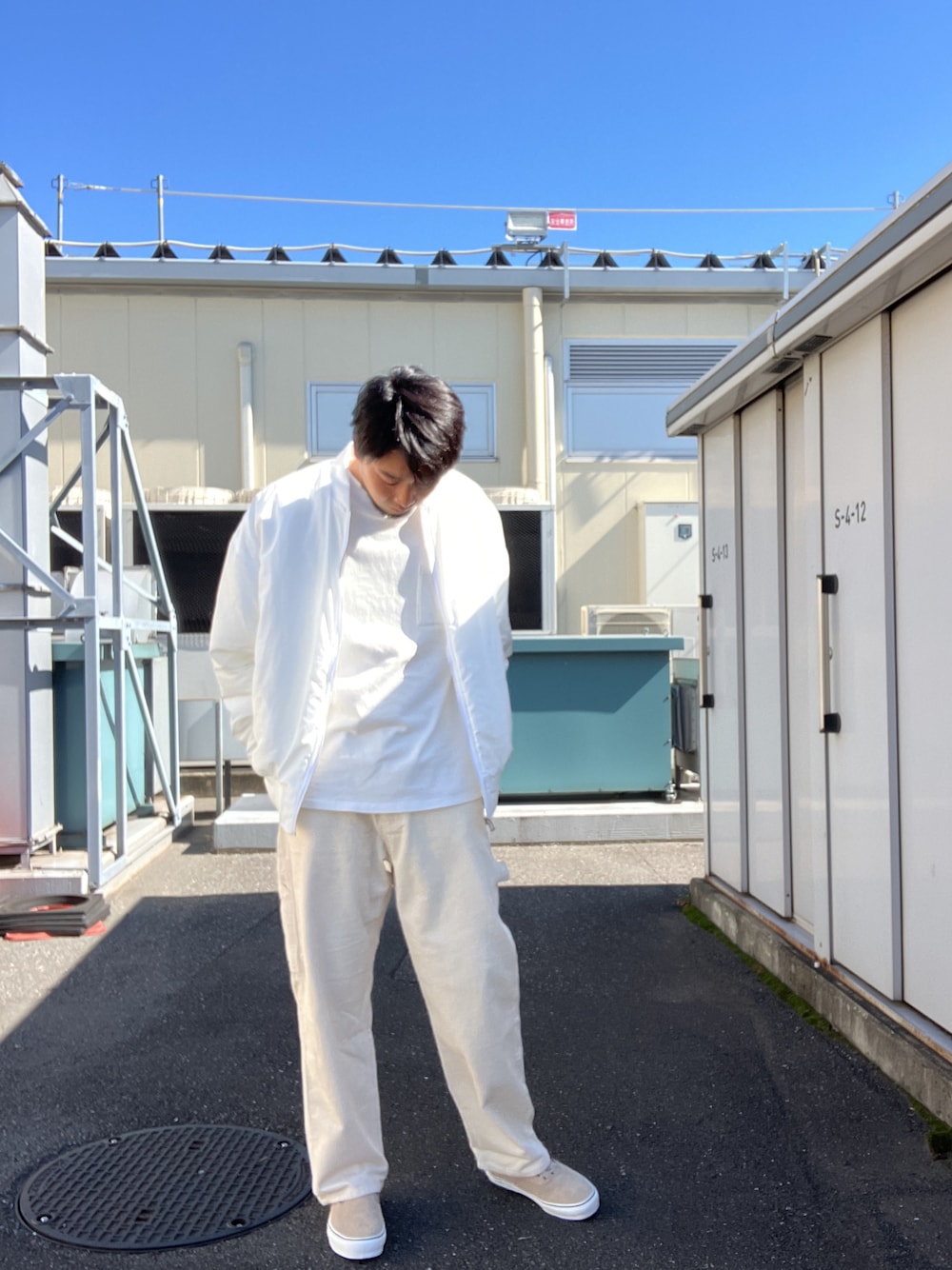 「DankeSchon、ダンケシェーン、ホワイト、コーデュロイパンツ、ペインターパンツ、秋コーデ、秋冬コーデ、大人カジュアル、outlet」｜「DANKE SCHONの【WEB&DEPOT限定】DankeSchon/ダンケシェーン/COUDUROY PAINTER PANTS（その他パンツ、ホワイト系）」を使った、ツネマツさん（メンズ・187cm）の秋コーディネートの1枚目の写真