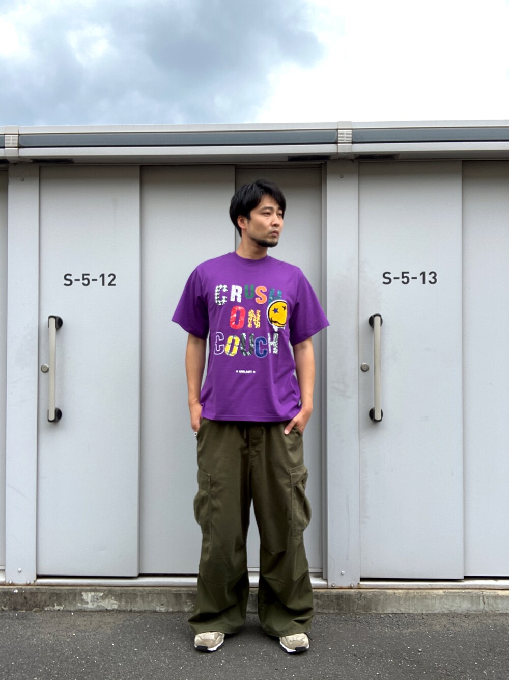 「ウムラウト、umlaut、ドメスティックブランド、紫、パープル、ロゴT、ワッペン、ニコちゃん、outlet」｜「UMLAUTのアイテム（Tシャツ/カットソー、パープル系）」を使った、ツネマツさん（メンズ・187cm）の夏コーディネートの1枚目の写真