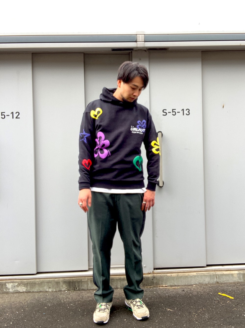 「umlaut、ウムラウト、秋コーデ、パーカー、発泡プリント、黒パーカー、フラワー柄、フラワー、秋冬コーデ、新鋭ブランド」｜「L.H.P Private Brandの[LAB限定]ＵＭＵＬＡＵＴ　ＣＯＣ　フラワー　パーカー（パーカー、ブラック系）」を使った、ツネマツさん（メンズ・187cm）の秋コーディネートの1枚目の写真