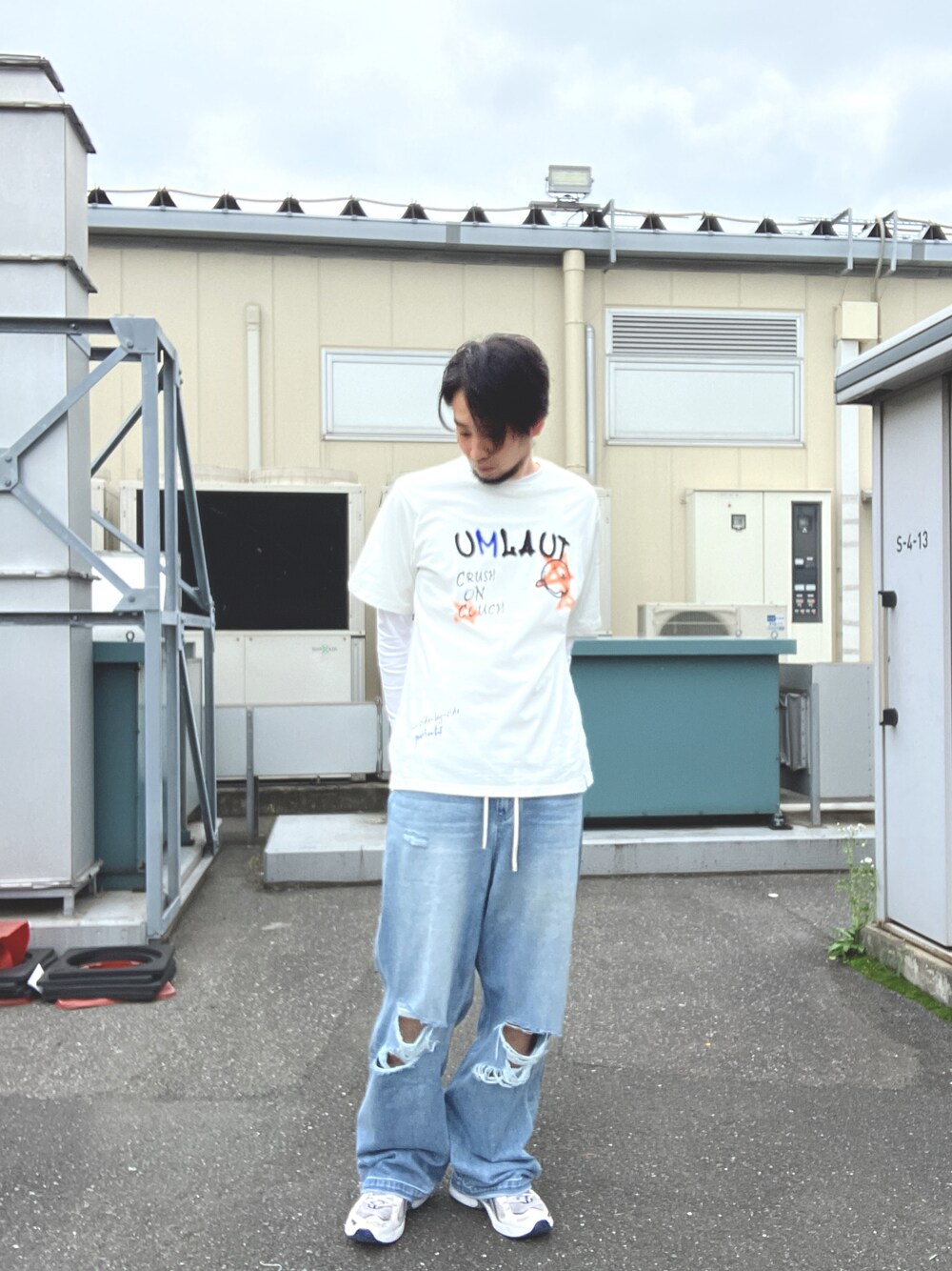「umlaut、ウムラウト、白Tシャツ、春コーデ、オトナカジュアル、休日コーデ、outlet、ホワイト」｜「UMLAUTのアイテム（Tシャツ/カットソー、ホワイト系）」を使った、ツネマツさん（メンズ・187cm）の春コーディネートの1枚目の写真