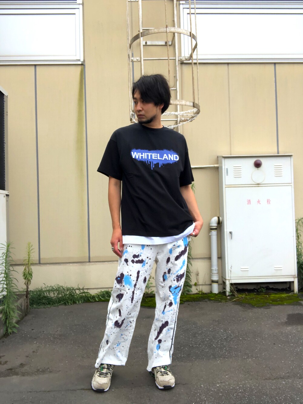 「whiteland、ホワイトランド、WHITELAND、スプレー、Tシャツ、ブラック、ブルー、オーバーサイズ、OUTLET」｜「WHITELANDの[LAB限定]WHITELAND/ホワイトランと/WL/ｽﾌﾟﾚｰTEE/BLACK（Tシャツ/カットソー、ブルー系）」を使った、ツネマツさん（メンズ・187cm）の夏コーディネートの1枚目の写真