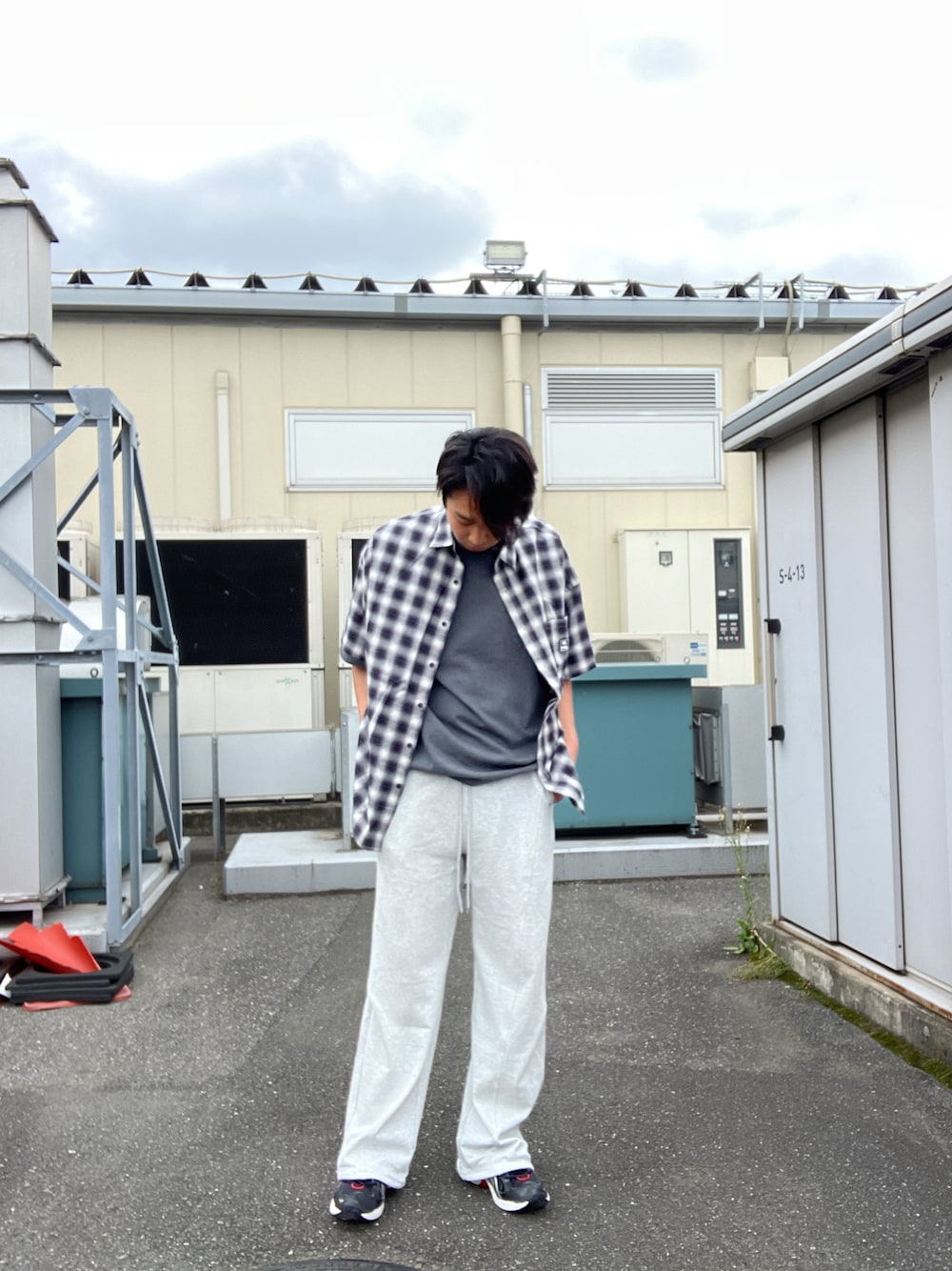 「Danke schon、ダンケシェーン、グレー、スウエットパンツ、スウェット、outlet、夏コーデ、タックパンツ、タックワイドパンツ」｜「DANKE SCHONの【WEB＆DEPOT限定】DankeSchon/ダンケシェーン/TACK SWEAT PANTS（スウェットパンツ、グレー系）」を使った、ツネマツさん（メンズ・187cm）の春コーディネートの1枚目の写真