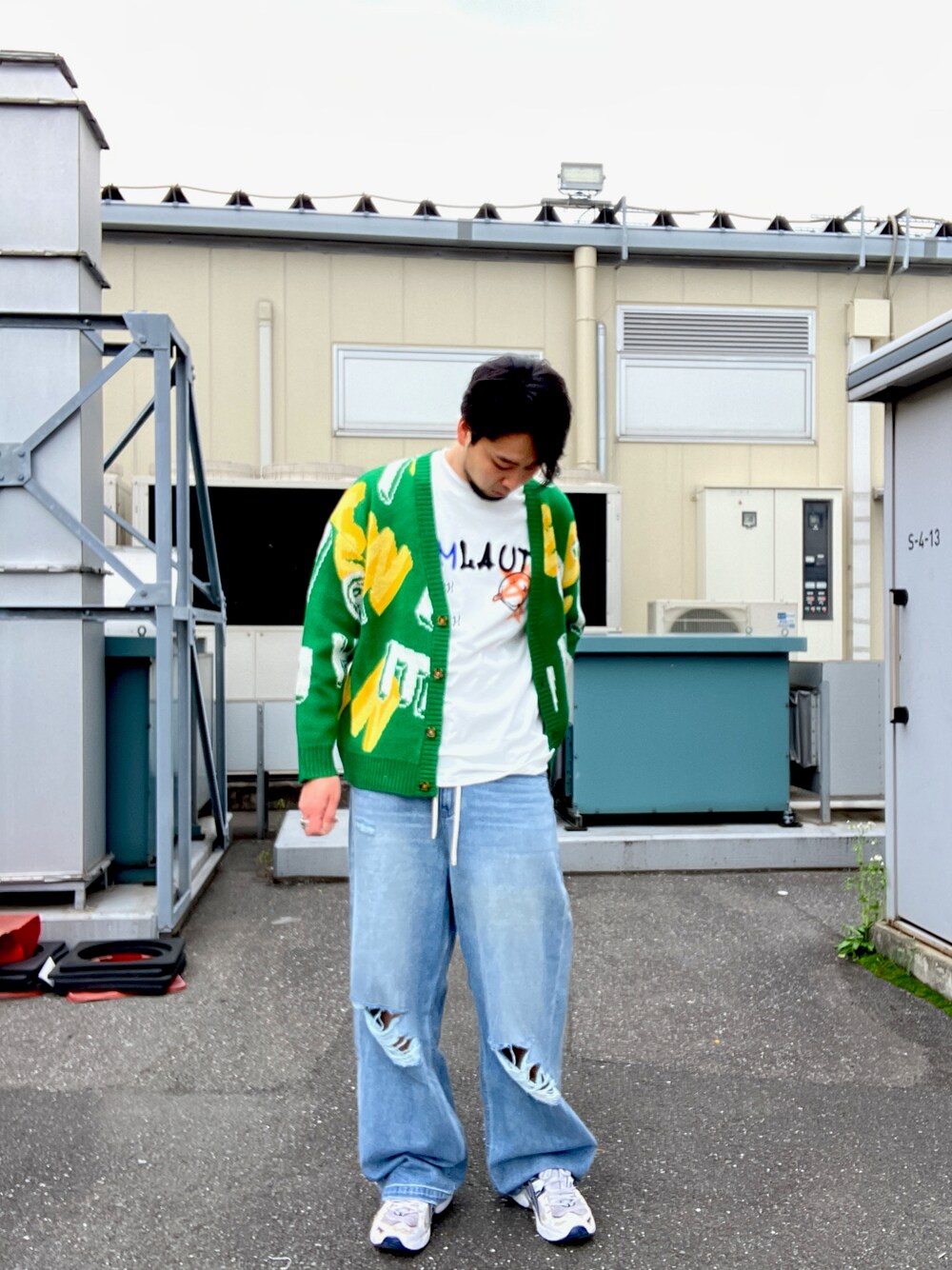 「WHITELAND、ホワイトランド、カーディガン、オトナカジュアル、総柄、総柄カーディガン、グリーン、オーバーサイズ、春コーデ、outlet」｜「WHITELANDの【WEB&DEPOT限定】WHITELAND/ホワイトランド/ロゴ総柄CARDIGAN（カーディガン/ボレロ、グリーン系）」を使った、ツネマツさん（メンズ・187cm）の春コーディネートの1枚目の写真