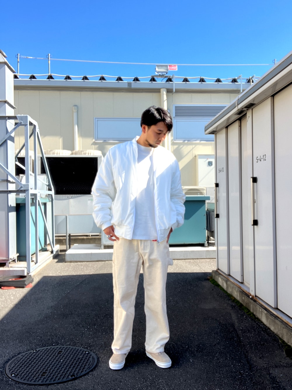 「Danke schon、ダンケシェーン、MA-1、ホワイト、bigma-1、秋コーデ、秋冬コーデ、outlet、オトナカジュアル、ナイロン、オーバーサイズ」｜「DANKE SCHONの【WEB&DEPOT限定】DankeSchon/ダンケシェーン/NYLON MA-1（MA-1、ベージュ系）」を使った、ツネマツさん（メンズ・187cm）の秋コーディネートの1枚目の写真