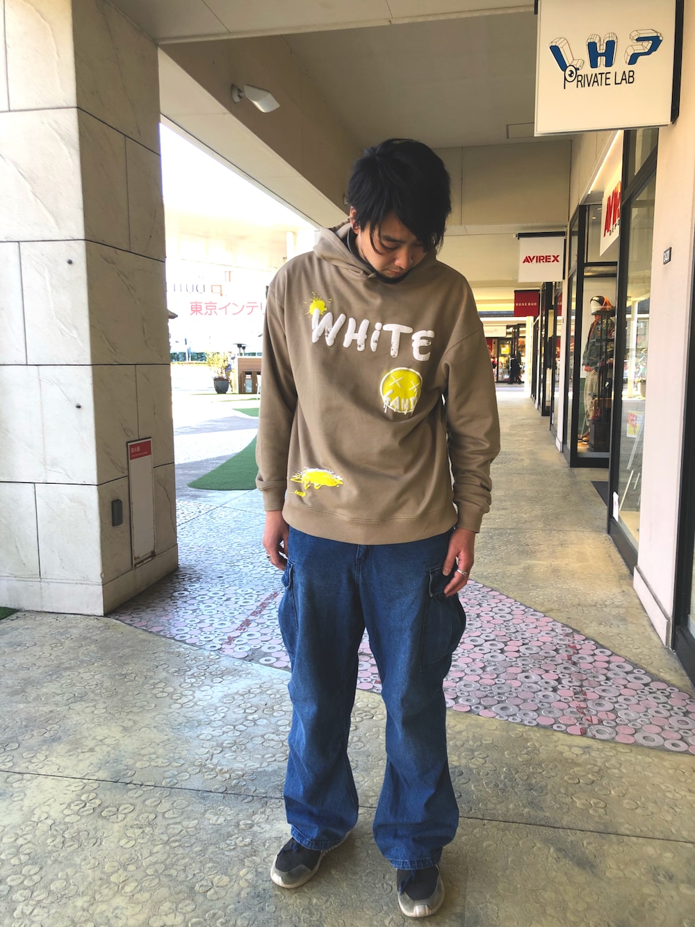 「whiteland、パーカー、ベージュ、落書き、OUTLET、限定商品、発泡プリント」｜「WHITELANDの【LAB限定】WHITELAND/ホワイトランド/落書きプリントパーカー（パーカー、ベージュ系）」を使った、ツネマツさん（メンズ・187cm）の冬コーディネートの1枚目の写真