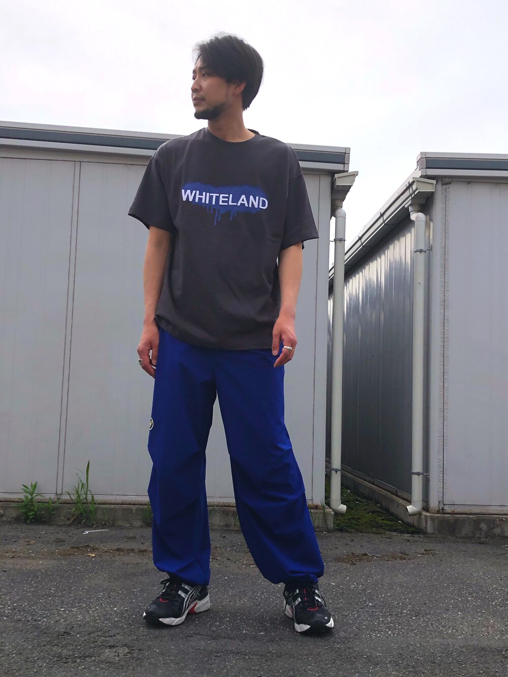 「whiteland、ホワイトランド、チャコールグレー、チャコール、ブルー、スプレー、刺繍、刺繍T、フロントロゴ、OUTLET」｜「WHITELANDの[LAB限定]WHITELAND/ホワイトランド/WL/ｽﾌﾟﾚｰTEE/CHACOL（Tシャツ/カットソー、ブルー系）」を使った、ツネマツさん（メンズ・187cm）の春コーディネートの1枚目の写真