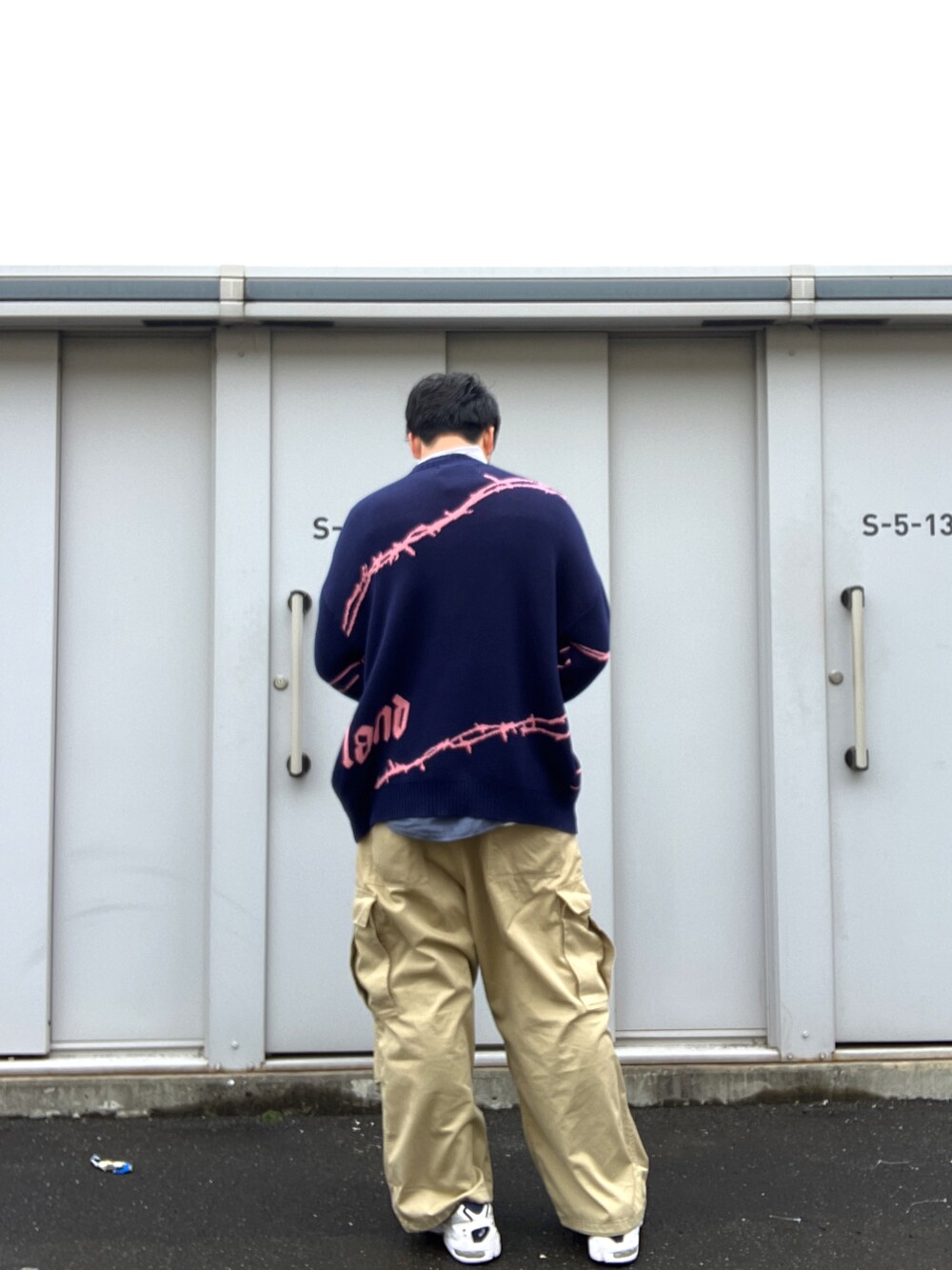 「whiteland、ホワイトランド、ネイビー、ネイビー×ピンク、ニット、カーディガン、カーデ、ジャガード、オーバーサイズ」｜「WHITELANDのWHITELAND/ホワイトランド/PLWL NEWロゴカーディガン（カーディガン/ボレロ、ブルー系）」を使った、ツネマツさん（メンズ・187cm）の春コーディネートの1枚目の写真
