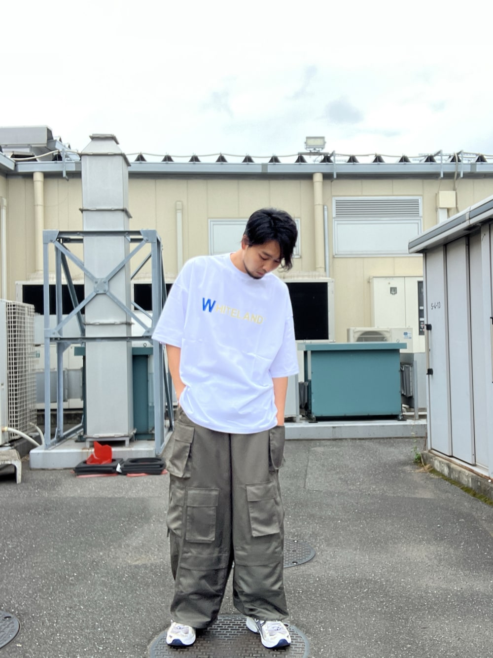 「whiteland、ホワイトランド、白Tシャツ、ホワイト、夏コーデ、オーバーサイズ、outlet、バックロゴ」｜「WHITELANDの【WEB&DEPOT限定】WHITELAND/ホワイトランド/OWL/COLOR LOGO SST/カラー ロゴTシャツ（Tシャツ/カットソー、ホワイト系）」を使った、ツネマツさん（メンズ・187cm）の夏コーディネートの1枚目の写真