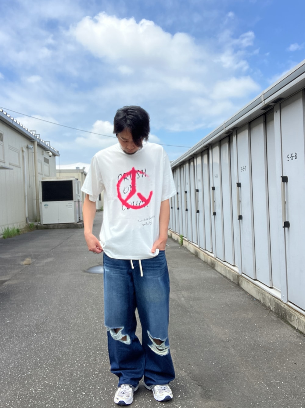 「umlaut、ウムラウト、白Tシャツ、ホワイト、ピンク、カジュアル、夏コーデ、outlet」｜「UMLAUTのアイテム（Tシャツ/カットソー、ホワイト系）」を使った、ツネマツさん（メンズ・187cm）の春コーディネートの1枚目の写真