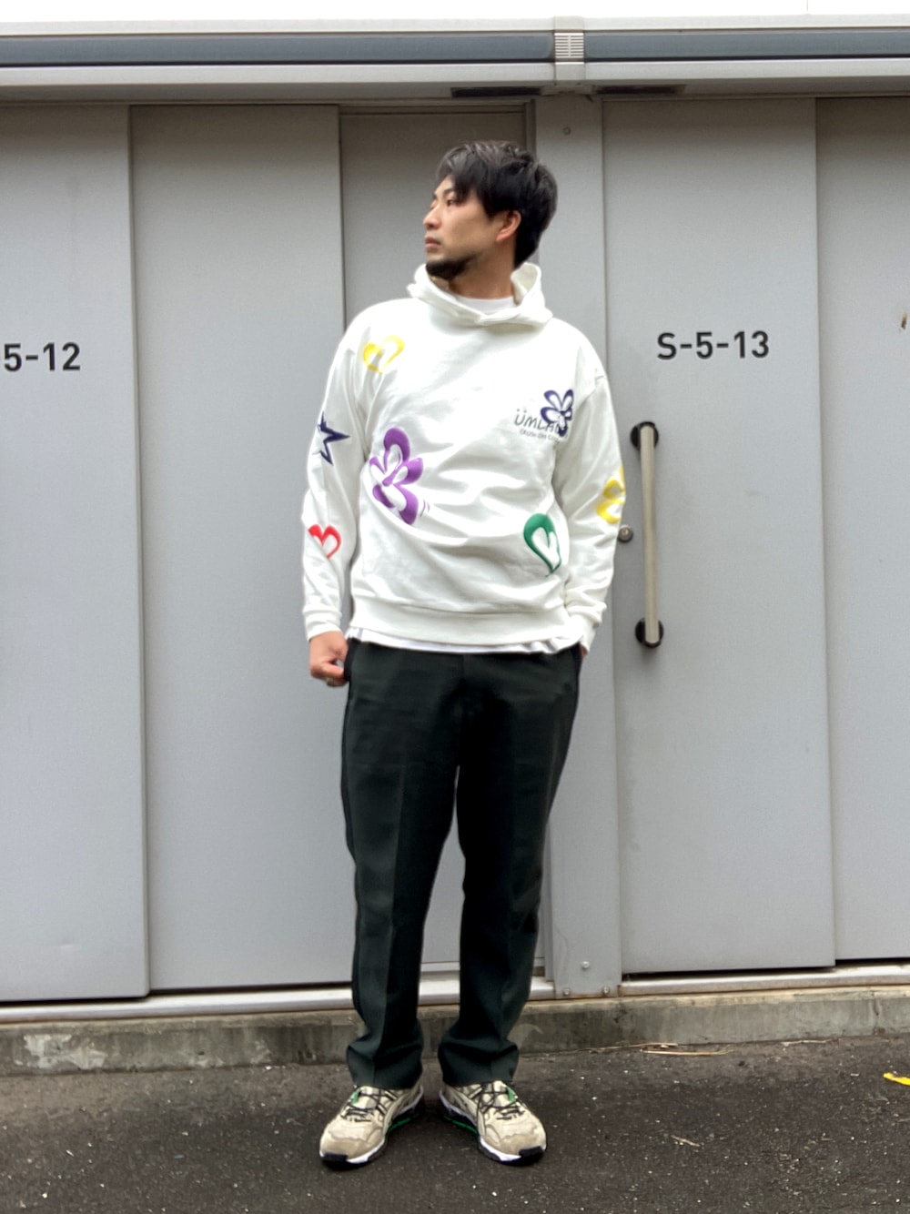 「umlaut、ウムラウト、秋コーデ、秋冬コーデ、白パーカー、新鋭ブランド、発泡プリント、プリント、フラワー、フラワー柄」｜「L.H.P Private Brandの[LAB限定]ＵＭＵＬＡＵＴ　ＣＯＣ　フラワー　パーカー（パーカー、ホワイト系）」を使った、ツネマツさん（メンズ・187cm）の秋コーディネートの1枚目の写真