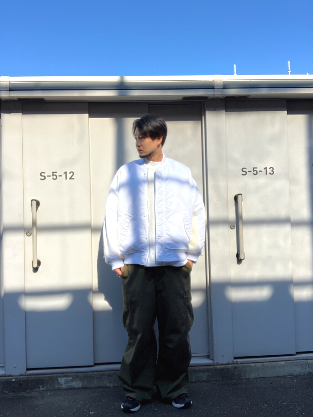 「whiteland、ホワイトランド、ホワイト、白、MA-1、BIGシルエット、bigma-1、OUTLET、秋コーデ、冬コーデ、秋冬コーデ」｜「WHITELANDの[LAB限定] WHITELAND/ホワイトランド/ＰＬＷＬ　ＢＩＧ　ＭＡ－１（MA-1、ホワイト系）」を使った、ツネマツさん（メンズ・187cm）の秋コーディネートの1枚目の写真