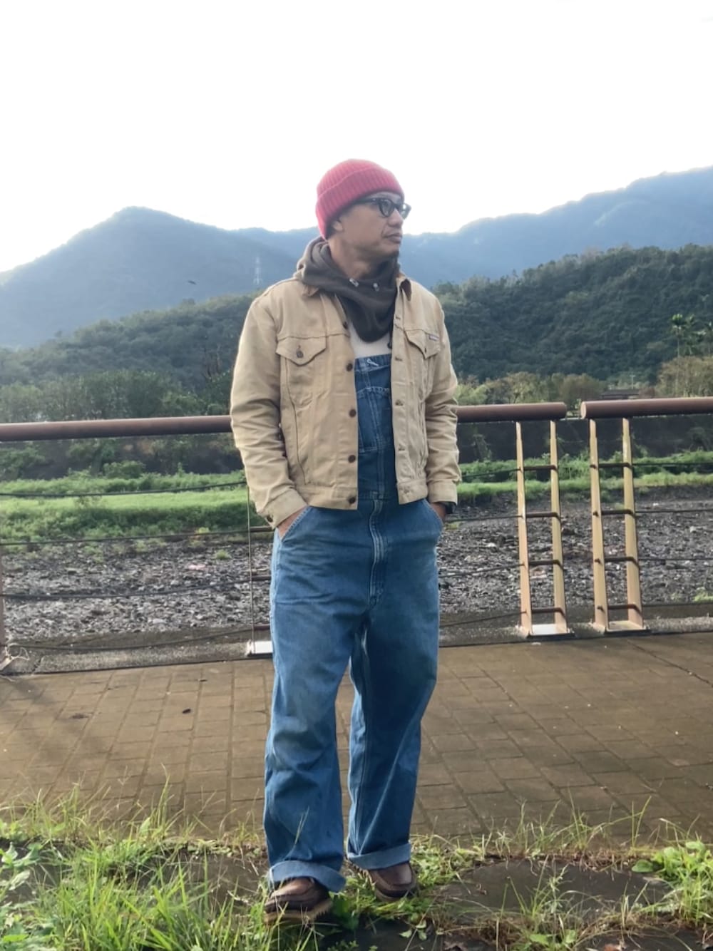 Carharttのデニムジャケット（ベージュ系）を使った人気ファッション