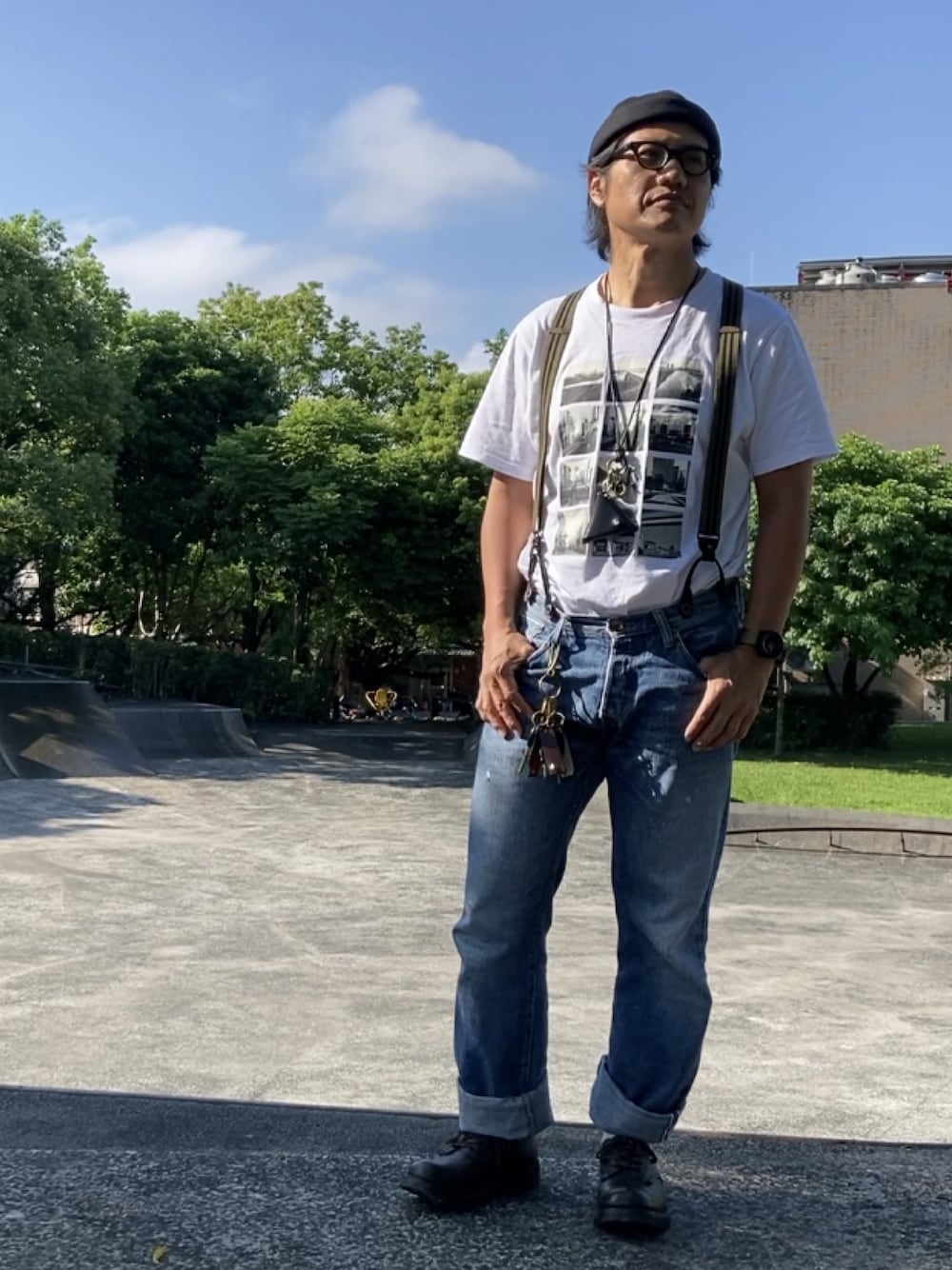 ホワイト系のTシャツ/カットソー、ブルー系のデニムパンツ、ブラック系のブーツを着用したメンズの春コーディネートの1枚目の写真