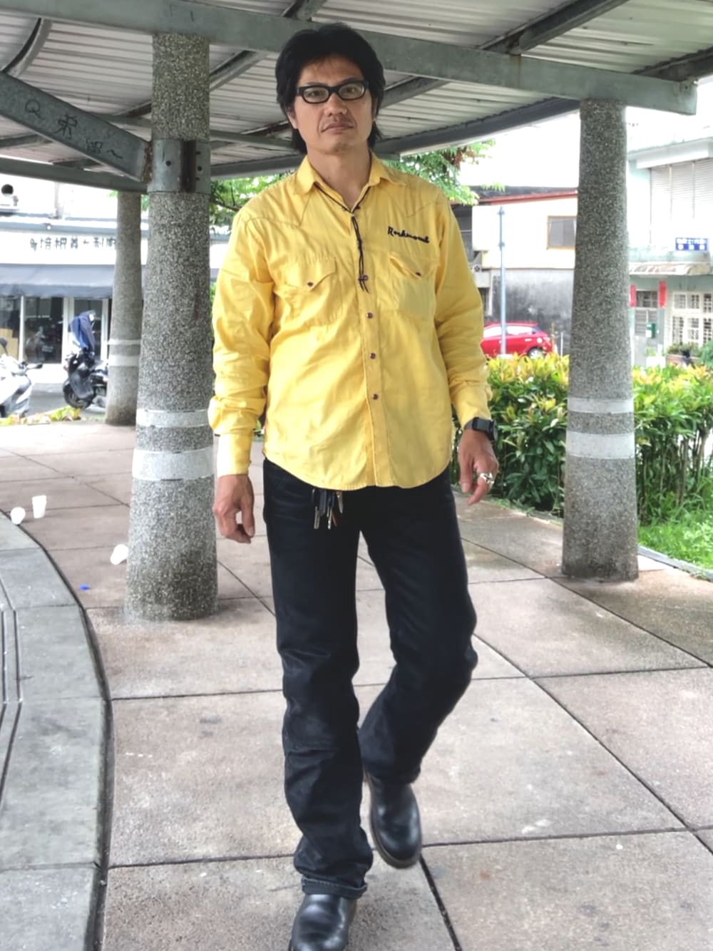 イエロー系のシャツ/ブラウス、ブラック系のブーツ、ブラック系のその他パンツを着用したメンズの春コーディネートの1枚目の写真