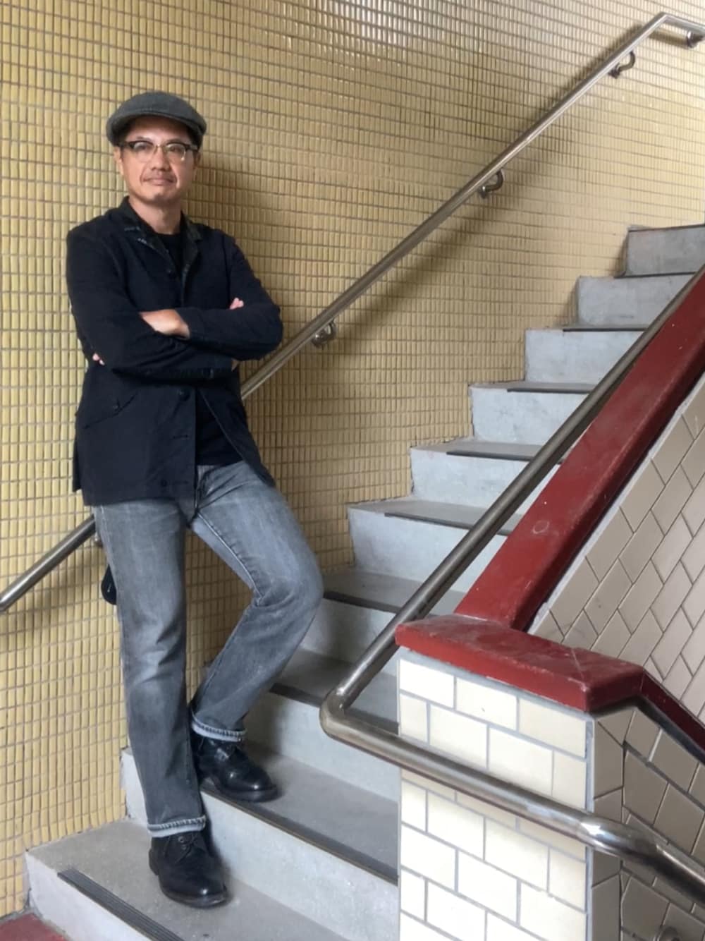 ブラック系のその他アウター、ブラック系のブーツ、ブラック系のデニムパンツを着用したメンズの春コーディネートの1枚目の写真