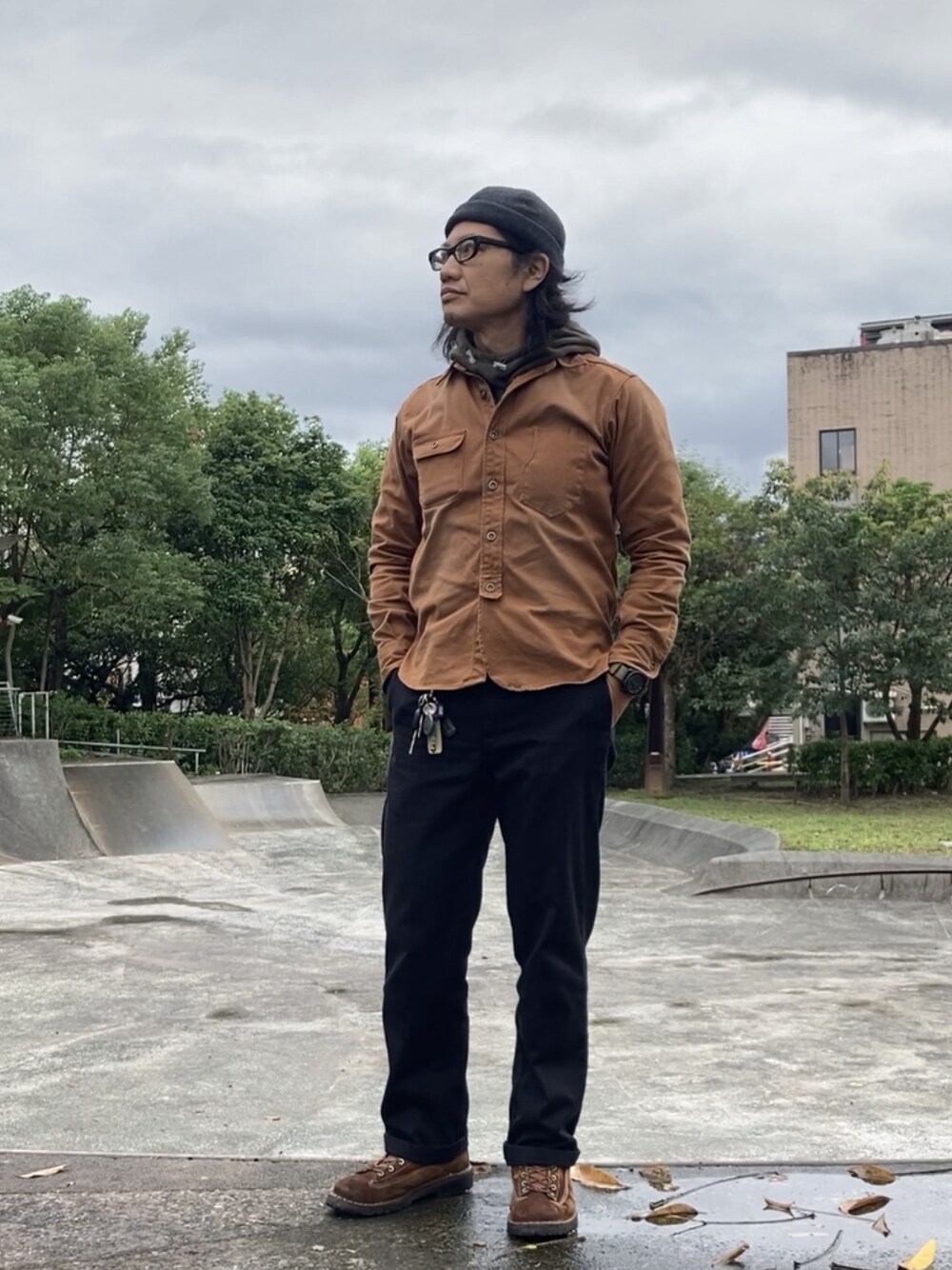 ブラック系のチノパンツ、ブラウン系のシャツ/ブラウス、ブラック系のTシャツ/カットソーを着用したメンズの冬コーディネートの1枚目の写真