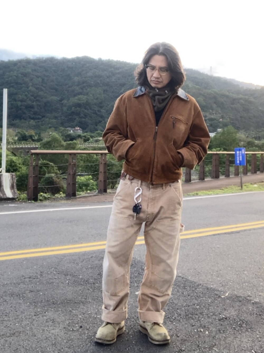 ブラウン系のその他アウター、ベージュ系のその他パンツ、ベージュ系のブーツを着用したメンズの冬コーディネートの1枚目の写真