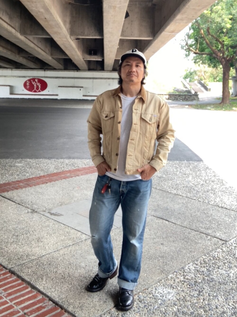 Carharttのデニムジャケット(ベージュ系)を使った人気ファッション Carharttのデニムジャケット(ベージュ系)を使った人気ファッション