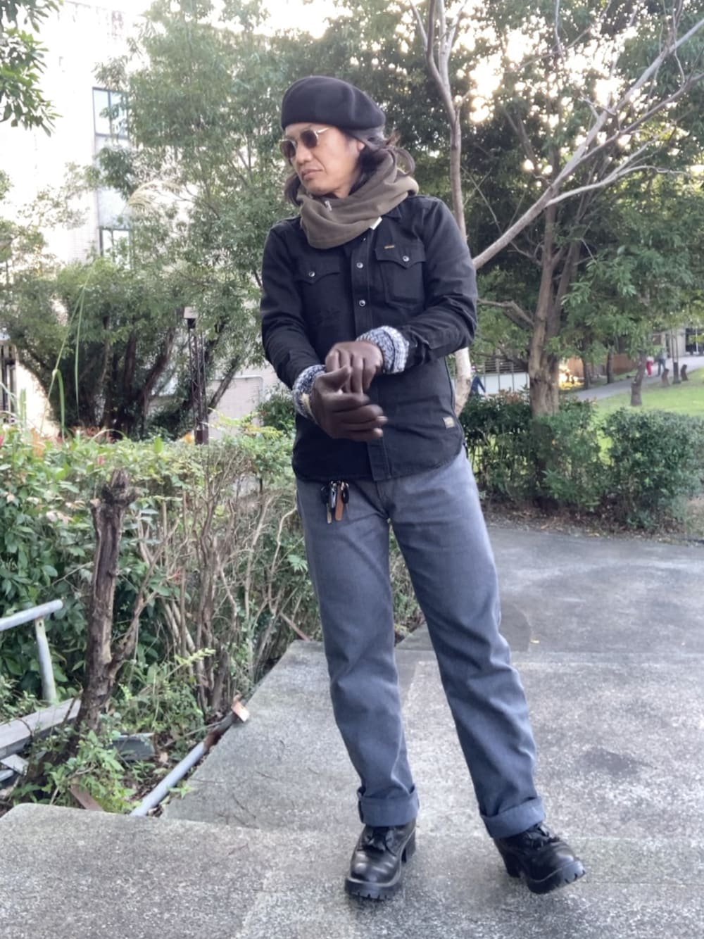 ブラック系のシャツ/ブラウス、グレー系のジャケット/アウター、グレー系のその他パンツを着用したメンズの冬コーディネートの1枚目の写真