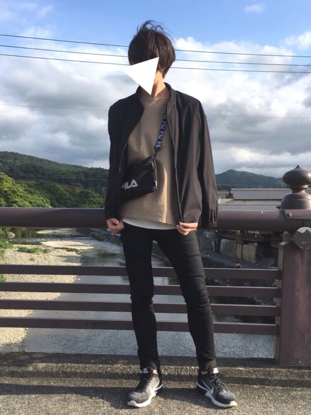 「おしゃれさんと繋がりたい」｜「SHIPSのアイテム（Tシャツ/カットソー、ベージュ系）」を使った、TAKUさん（メンズ・177cm）の春コーディネートの1枚目の写真