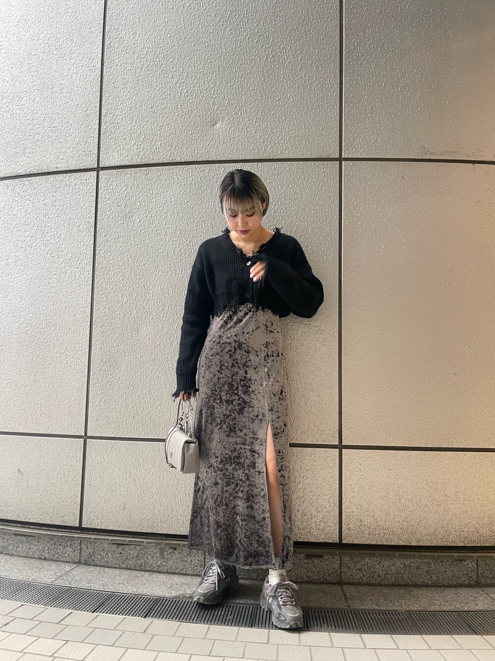 「フィグアンドヴァイパー(FIG&VIPER)、FIG&VIPER、秋冬コーデ、秋、大人女子、高身長コーデ、ワンピースコーデ」｜「FIG&VIPERのダメージショートニットカーデ（カーディガン/ボレロ、ブラック系）」を使った、RIKOさん（レディース・168cm）の秋コーディネートの1枚目の写真