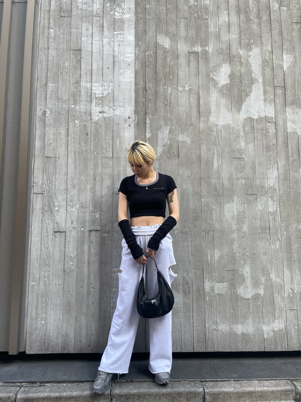 「フィグアンドヴァイパー(FIG&VIPER)、FIG&VIPER、トレンド、夏コーデ、スニーカーコーデ」｜「FIG&VIPERのバックオープンウォーマーT（Tシャツ/カットソー、ブラック系）」を使った、RIKOさん（レディース・168cm）の夏コーディネートの1枚目の写真