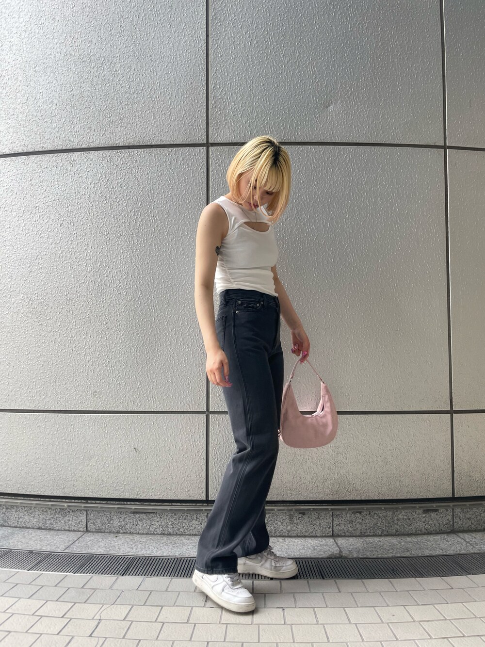「FIG&VIPER、フィグアンドヴァイパー(FIG&VIPER)、カジュアルコーデ、おしゃれさんと繋がりたい、大人カジュアル、デニムパンツ、スニーカーコーデ」｜「FIG&VIPERの胸あきカットタンク（タンクトップ、ホワイト系）」を使った、RIKOさん（レディース・168cm）の夏コーディネートの1枚目の写真