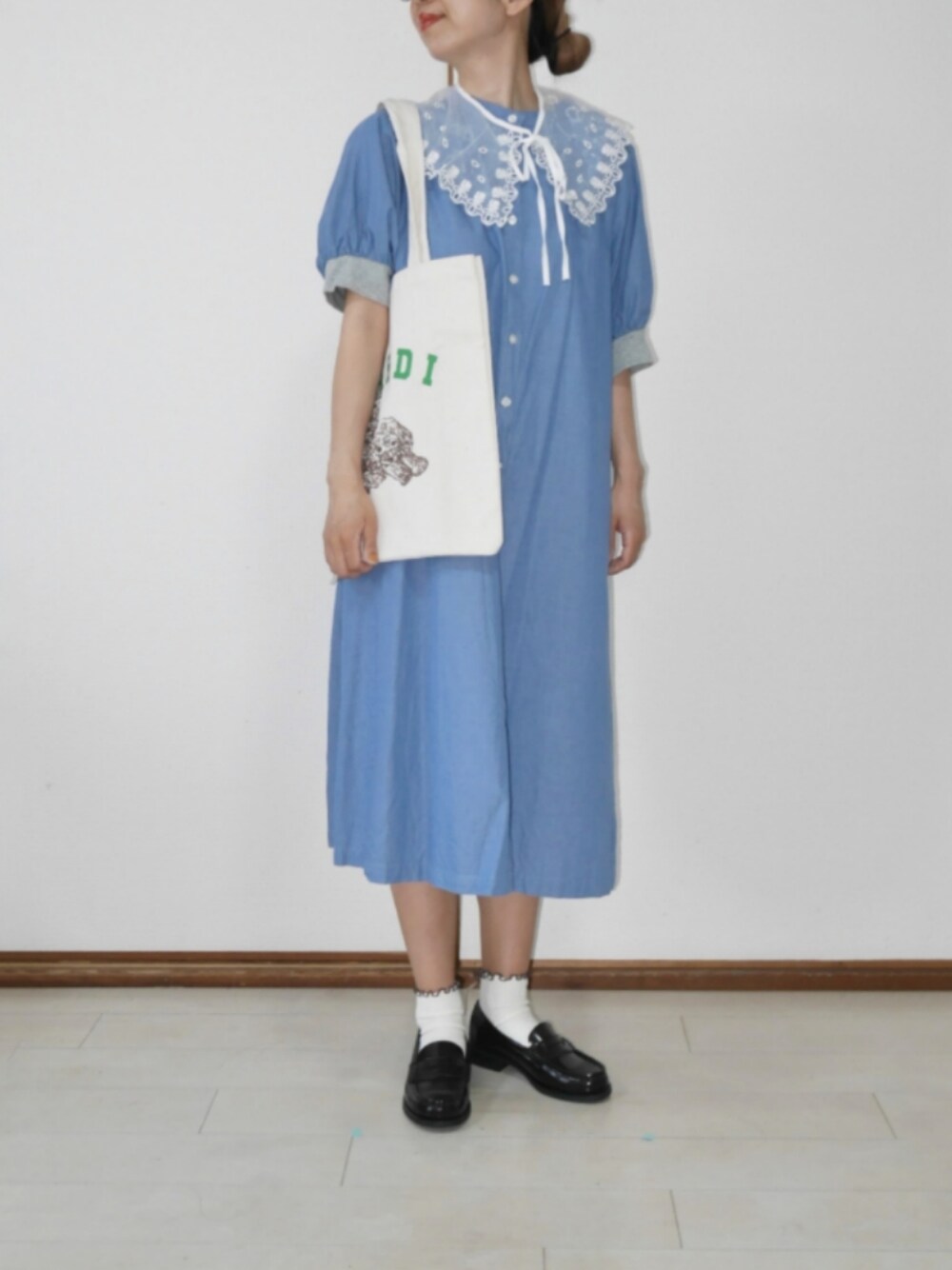 ブラウン系のローファー、ホワイト系のトートバッグ、ブルー系のワンピースを着用したレディースの春コーディネートの1枚目の写真