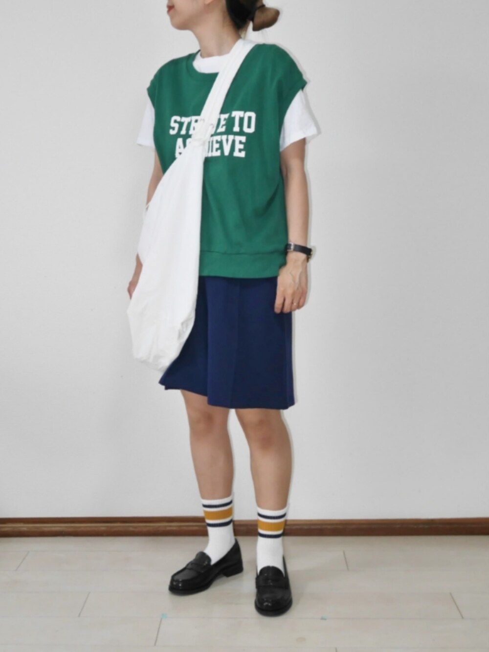 ブルー系のその他パンツ、グリーン系のベスト、ホワイト系のTシャツ/カットソーを着用したレディースの夏コーディネートの1枚目の写真