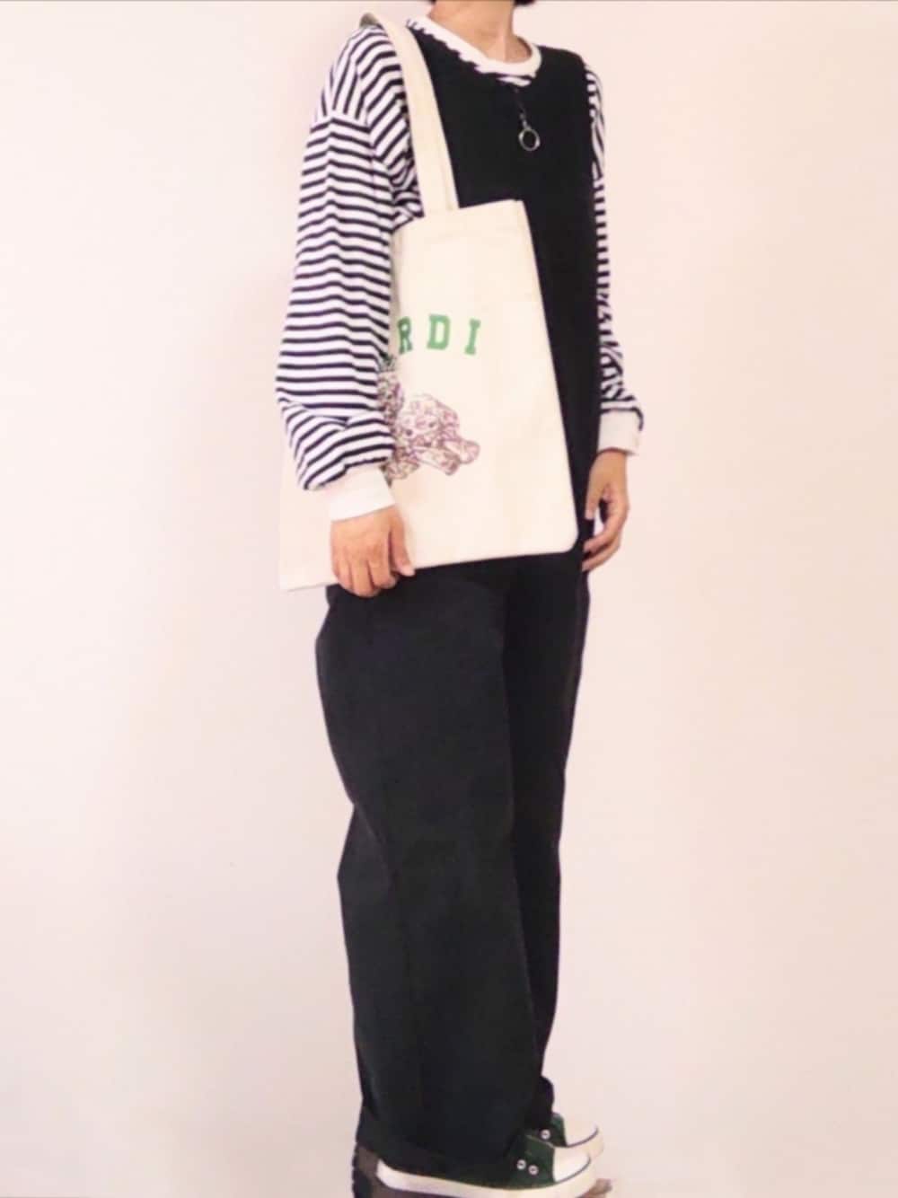 「ファッションを楽しもう、シンプルコーデ、秋服、オトナ女子、大人カジュアル、おしゃれさんと繋がりたい、いいね、save、フォローお願いします🤑、今日のコーデ、サロペット、ボーダー、スニーカー、休日スタイル、プチプラ、お出かけコーデ、シンプル」｜「URBAN RESEARCHのフロントジップサロペット（サロペット/オーバーオール、ブラック系）」を使った、りり🌷さん（レディース・160cm）の秋コーディネートの1枚目の写真