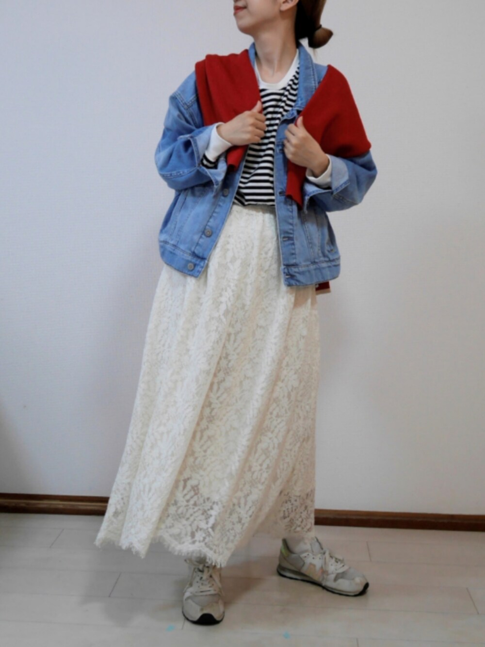 ホワイト系のスニーカー、レッド系のカーディガン/ボレロ、ブルー系のデニムジャケットを着用したレディースの春コーディネートの1枚目の写真