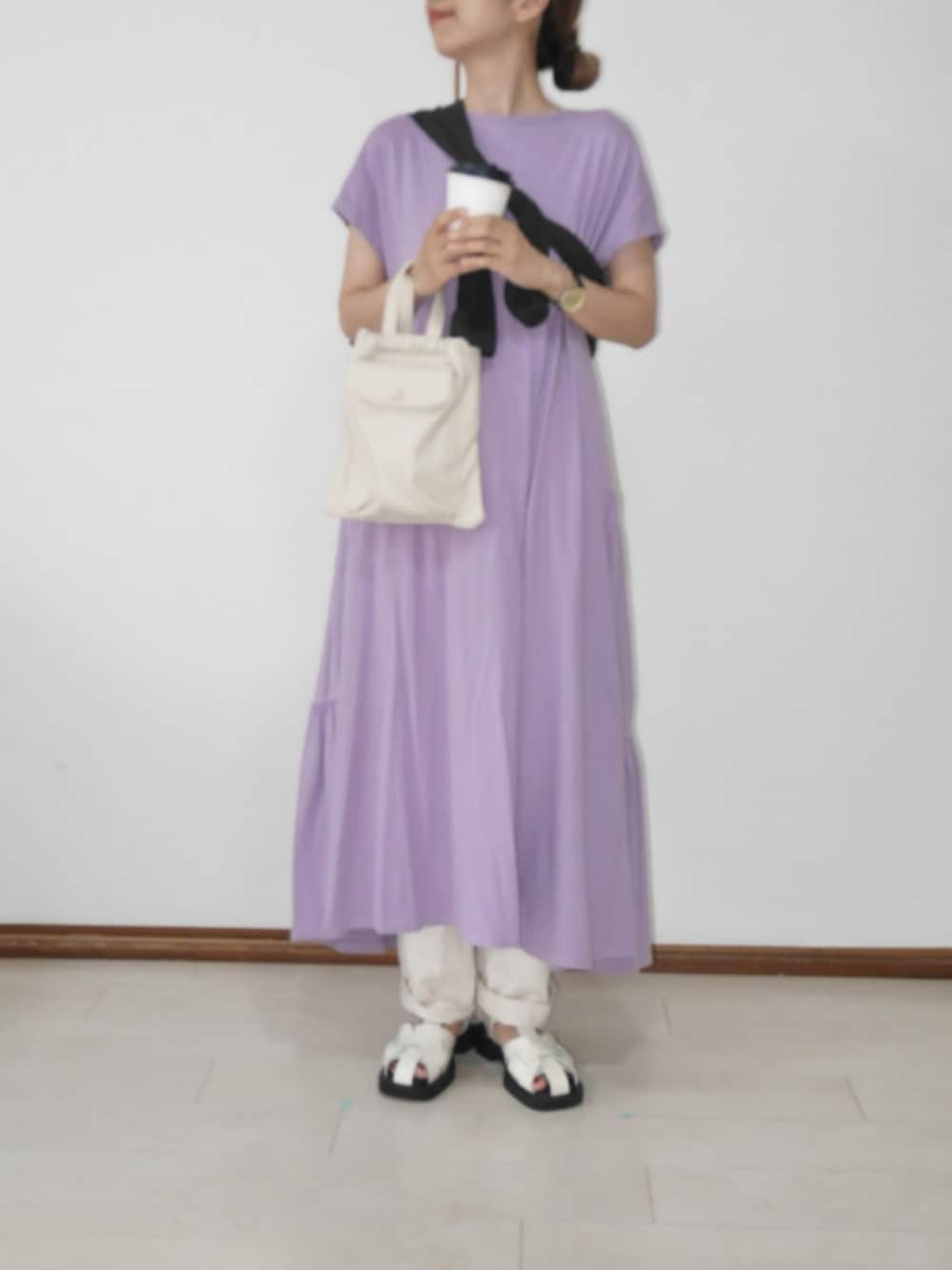 ホワイト系のショルダーバッグ、パープル系のワンピース、ホワイト系のデニムパンツを着用したレディースの夏コーディネートの1枚目の写真