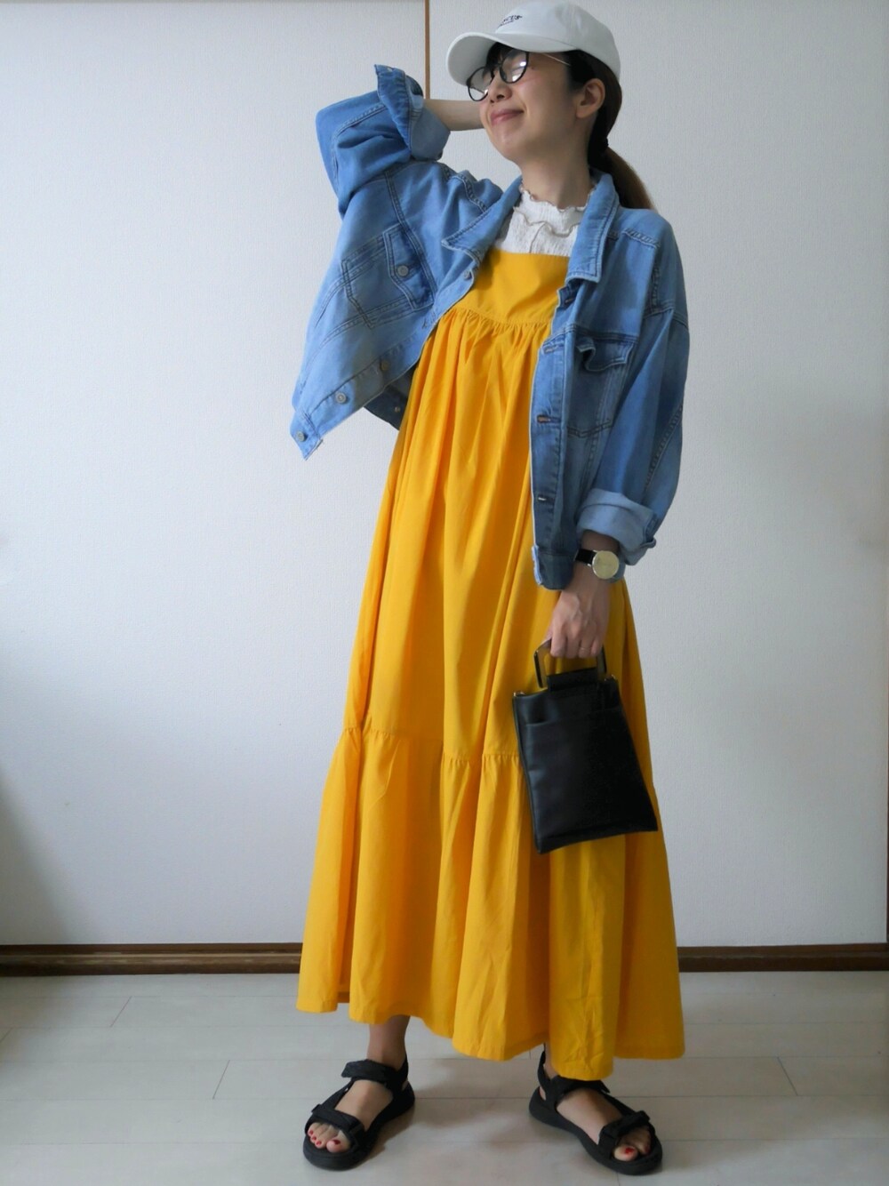 ブルー系のデニムジャケット、ブラック系のショルダーバッグ、ホワイト系のTシャツ/カットソーを着用したレディースの春コーディネートの1枚目の写真