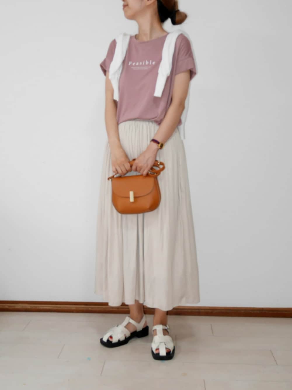 ホワイト系のサンダル、ブラウン系のショルダーバッグ、ピンク系のTシャツ/カットソーを着用したレディースの夏コーディネートの1枚目の写真