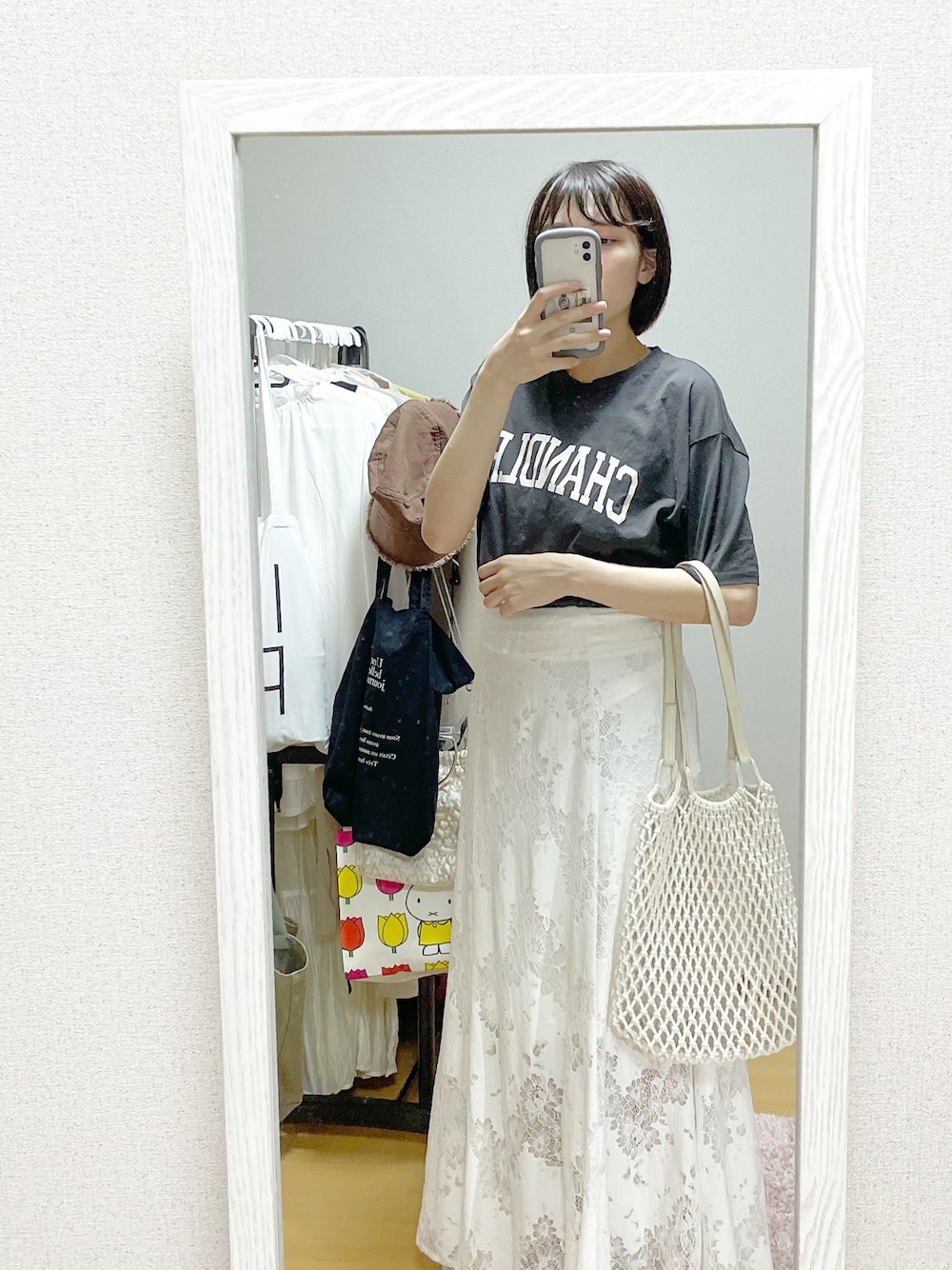 「夏コーデ、お洒落さんとつながりたい、ゆるコーデ、ロゴT、レース、ロングスカート、着回しコーデ、大人女子、モノトーン、きれいめカジュアル」｜「LOWRYS FARMのマクラメトートバッグ　927707（トートバッグ、ホワイト系）」を使った、ayu  さん（レディース・162cm）の夏コーディネートの1枚目の写真