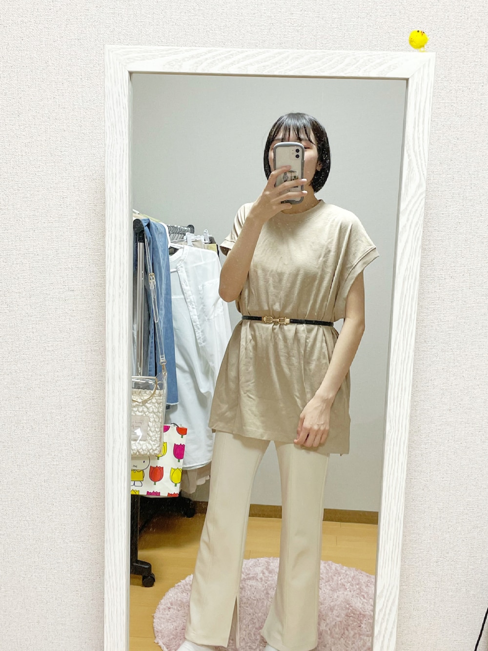 「大人カジュアル、ラクチンコーデ、きれいめカジュアル、プチプラコーデ、GRL、ハニーズ、ワントーンコーデ、淡色コーデ、ベージュ、デート」｜「Honeysのフレアパンツ（その他パンツ、ホワイト系）」を使った、ayu  さん（レディース・162cm）の夏コーディネートの1枚目の写真