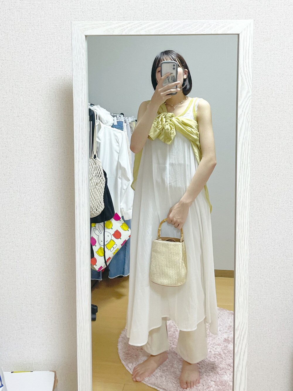 「シンプル、オトナ女子、休日スタイル、ootd、ワンピース、イエロー、ワントーンコーデ、ゆるコーデ、キャミワンピ、レイヤードスタイル、カラーパンツ、シアーシャツ、たすき掛け、お洒落さんとつながりたい、ローリーズファーム(LOWRYS FARM)」｜「SHEL’TTERのアイテム（バッグ、ゴールド系）」を使った、ayu  さん（レディース・162cm）の夏コーディネートの1枚目の写真