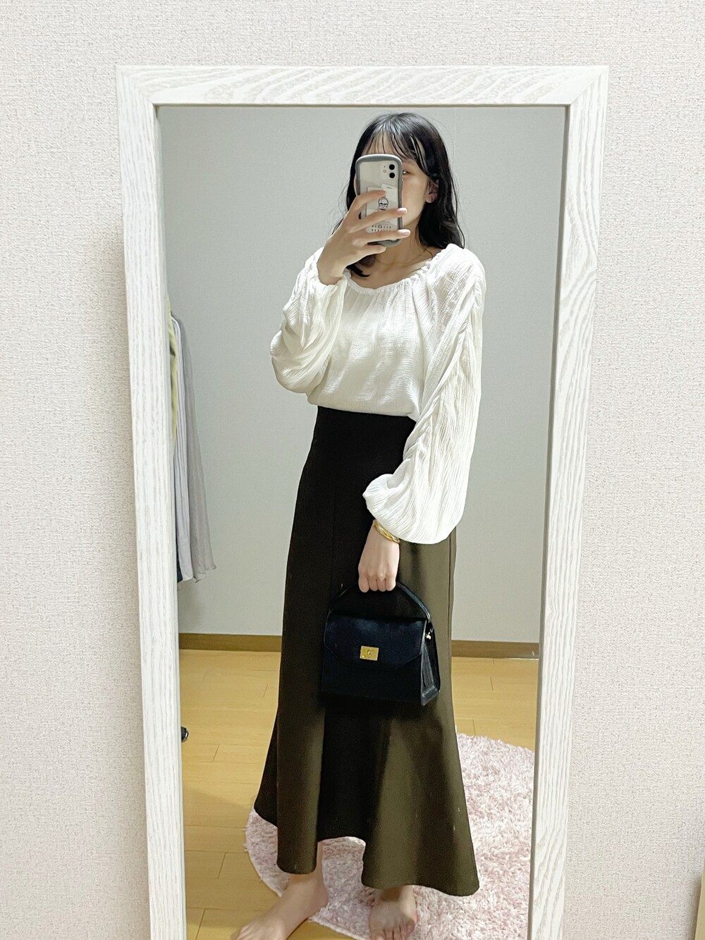 「シンプルコーデ、お洒落さんとつながりたい、休日スタイル、大人コーデ、ローリーズファーム(LOWRYS FARM)、マーメイドスカート、ロングスカート、ブラウス、ブラック、ミニバッグ、オトナカジュアル、低身長、モノトーン、カジュアルコーデ、夏コーデ」｜「LOWRYS FARMのプリーツスクエアブラウスＬＳ　264177（シャツ/ブラウス、ホワイト系）」を使った、ayu  さん（レディース・162cm）の夏コーディネートの1枚目の写真