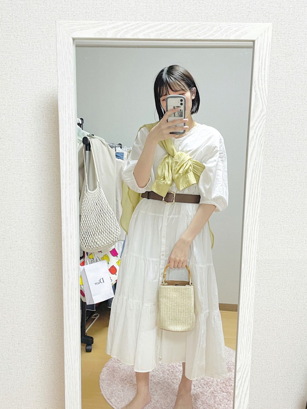 「夏コーデ、今日のコーデ、オトナ女子、ワンピース、ラクチンコーデ、淡色コーデ、ティアードワンピース、ホワイト、ワンピーススタイル、ワントーンコーデ、ベルト、たすき掛け、シアーシャツ、大人ガーリー、カラーコーデ」｜「SHEL’TTERのアイテム（バッグ、ゴールド系）」を使った、ayu  さん（レディース・162cm）の夏コーディネートの1枚目の写真